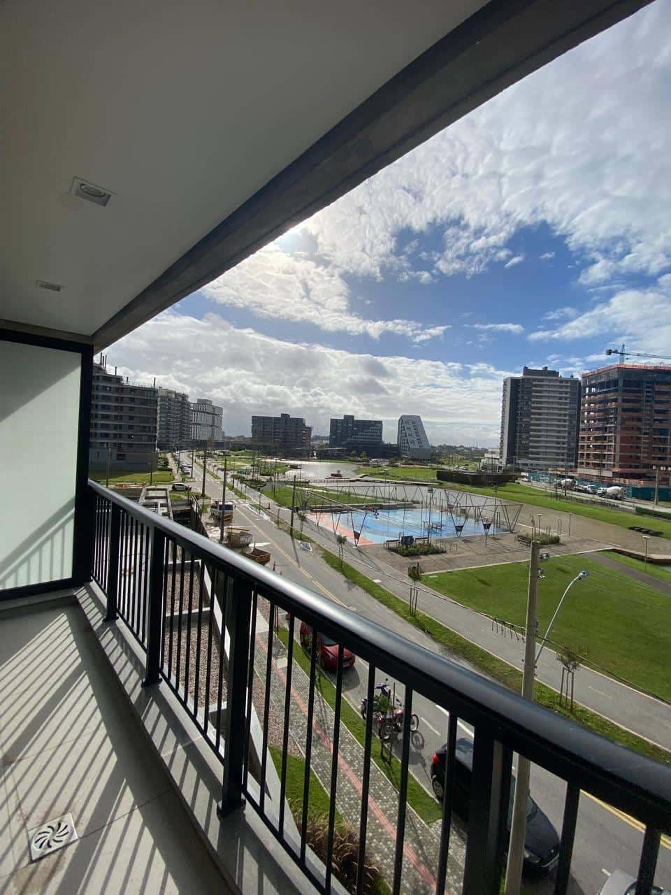 Apartamento à venda no condomínio Aires de Plaza no Parque, Pelotas, RS. 3 dormitórios, 2 vagas, sacada, churrasqueira, piscina, salão gourmet, portaria 24h