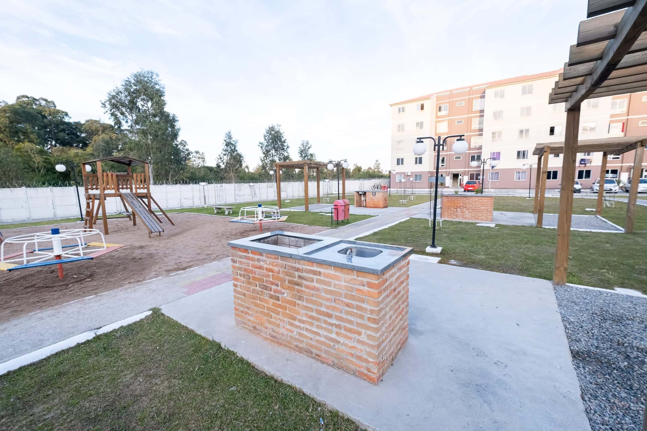 Apartamento para locação no Condomínio Quinta do Oleiro com conforto, boa iluminação, segurança e fácil acesso a comércios e transporte público