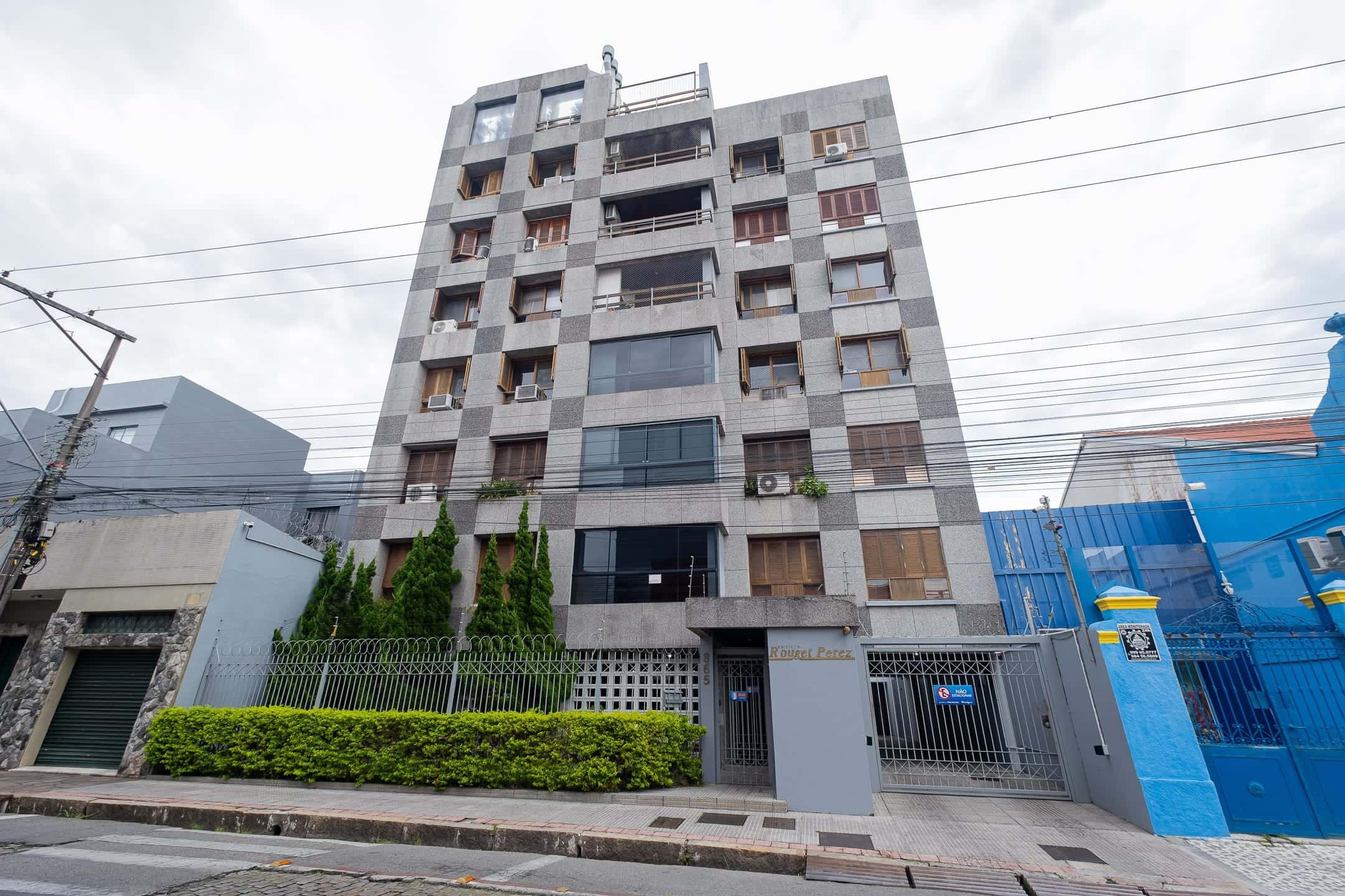 Apartamento central reformado com 2 quartos, amplo e ensolarado, a 1 quadra da Catedral – Edifício Rouget Perez