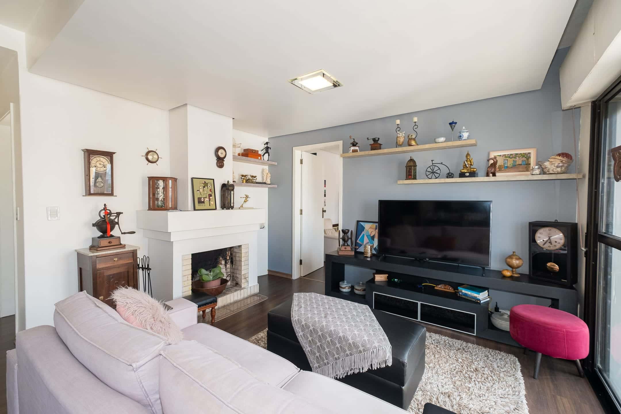 Apartamento à venda no Edifício Felgueiras, Centro - 160 m², 4 quartos (sendo 1 suíte), lareira, sacada e 2 vagas cobertas.