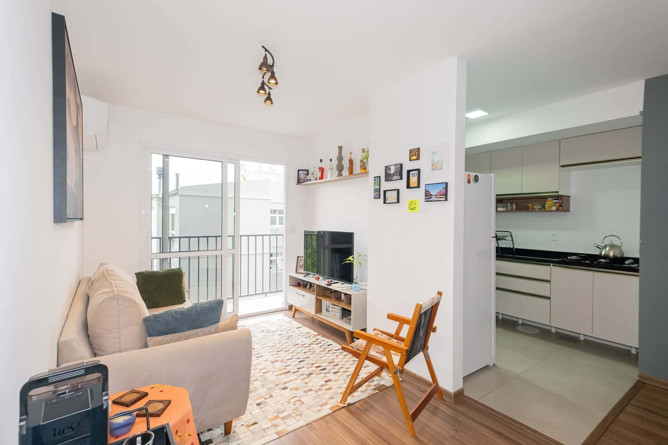 Apartamento à venda no Acqua Residence Club, Três Vendas - com 65 m², 2 quartos (sendo 1 suíte), cozinha planejada, sacada e churrasqueira.