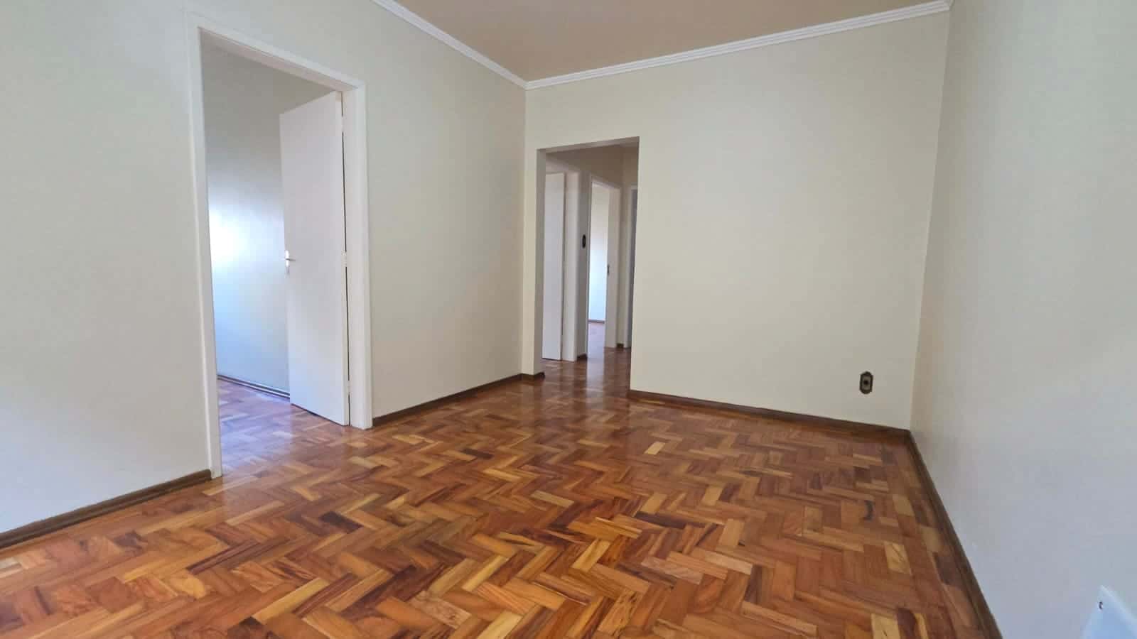Apartamento térreo à venda no Edifício Itaqui, Centro - com 74 m², 3 quartos, 2 banheiros e vaga coberta.