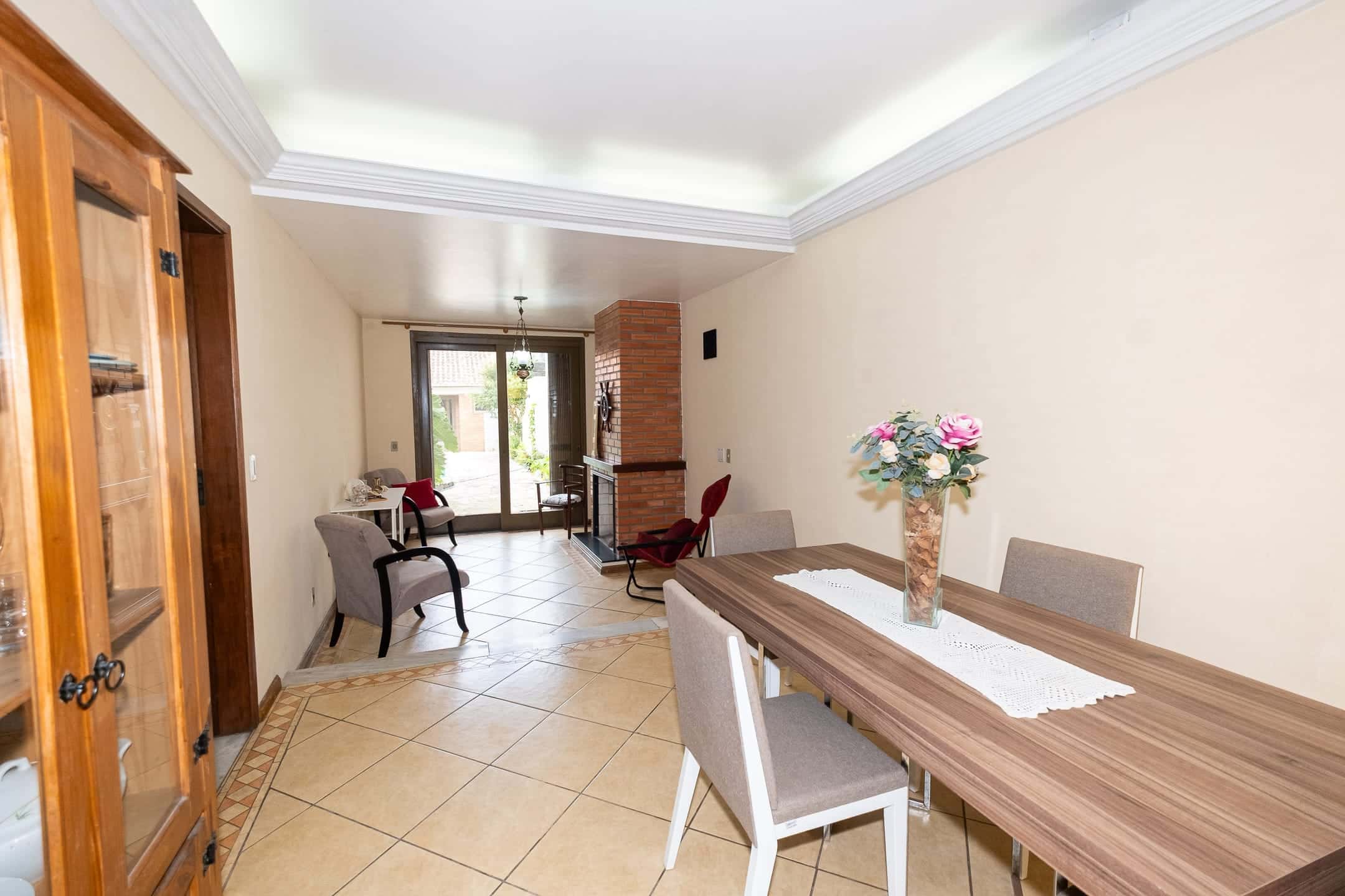 Casa mobiliada à venda no centro de Pelotas -  380 m², 5 quartos (sendo 1 suíte com closet), lareira e amplo espaço gourmet com piscina.