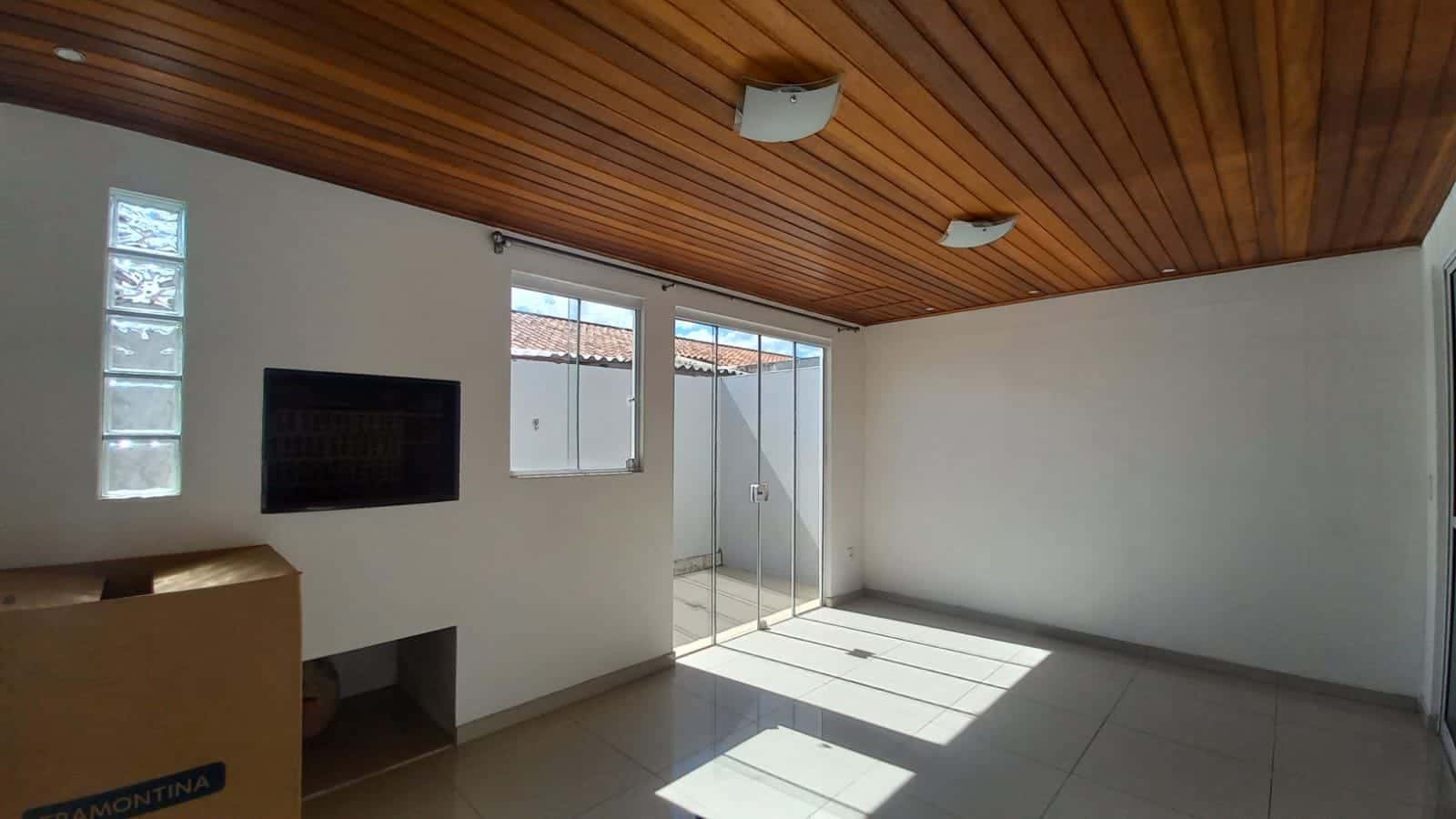 Casa à venda no Moradas Pelotas 1, Três Vendas - com 51 m², 2 quartos, cozinha planejada, piso laminado e churrasqueira.