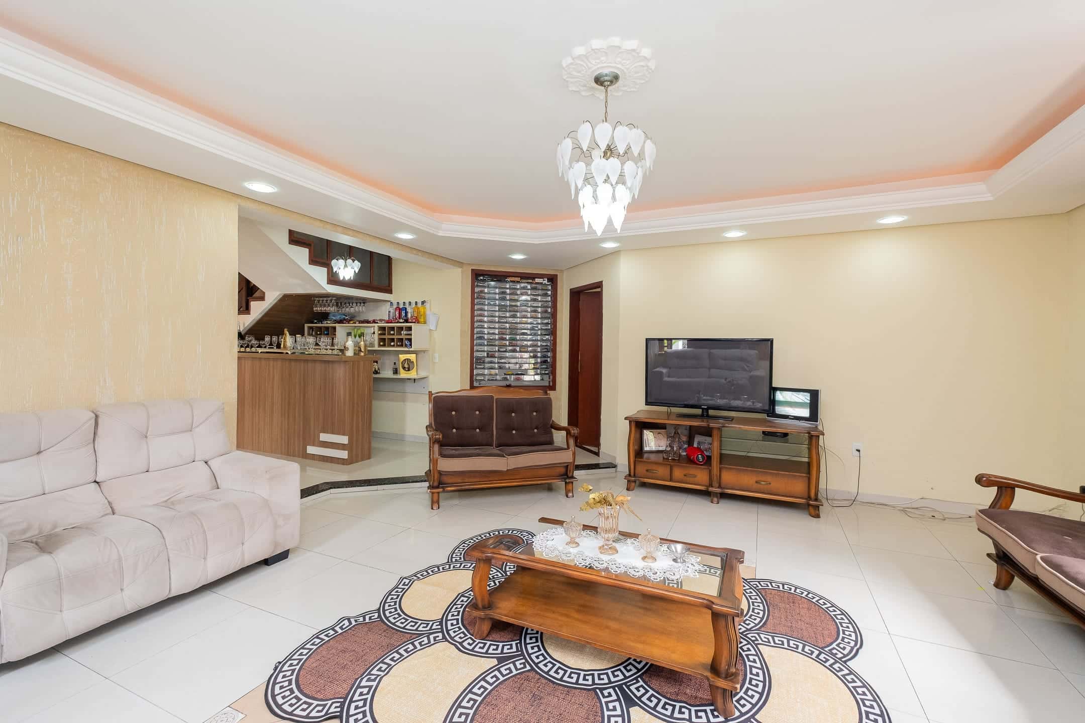 Casa à venda na Zona Norte de Pelotas - 600 m², 4 quartos (sendo 3 suítes), móveis planejados, lareira e área gourmet com churrasqueira.