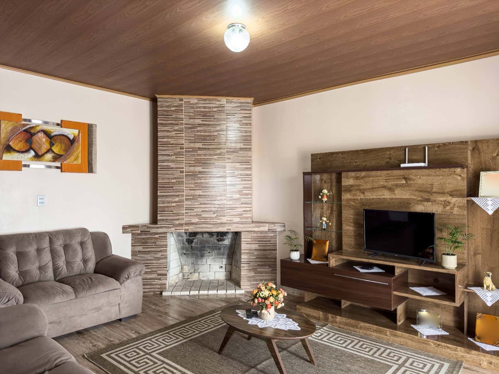 Casa à venda nas Três Vendas, Pelotas - 110 m², 2 quartos, lareira, churrasqueira e garagem em amplo terreno.