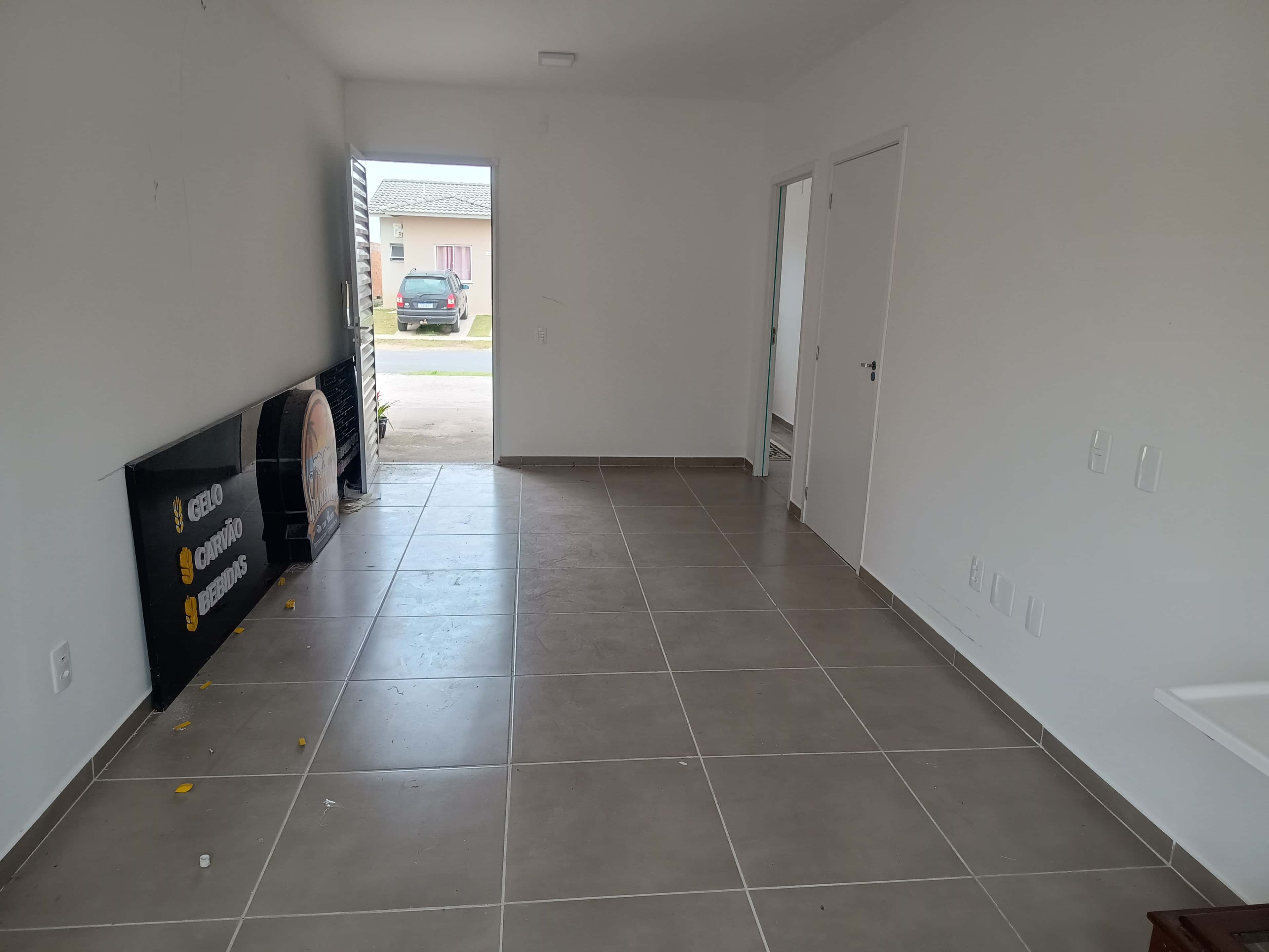 Casa à venda no Altos dos Jerivás, Três Vendas - com 36 m², 1 quarto, pátio aos fundos e condomínio completo.