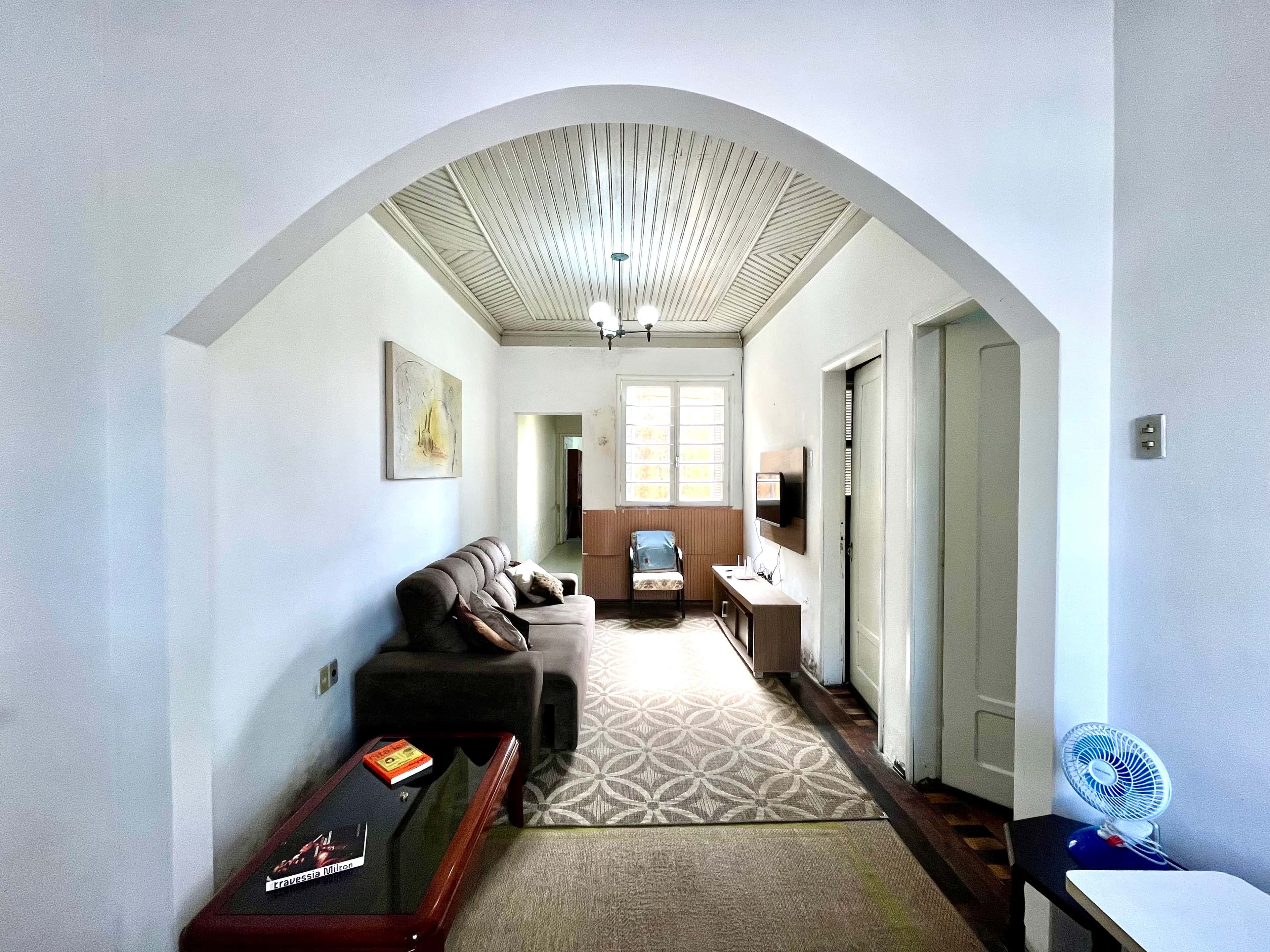 Casa à venda no centro de Pelotas - 120 m², 3 quartos (sendo 1 suíte), piso cerâmico, garagem coberta e pátio aos fundos.