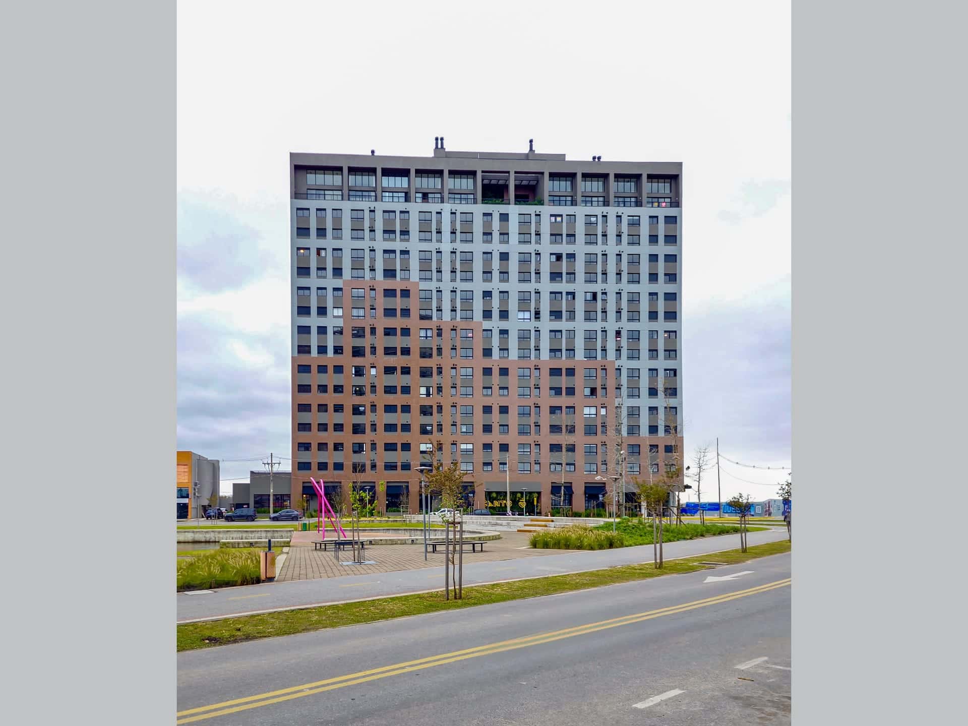 Apartamento à venda no Parque Una, Pelotas. Confortável e moderno, com comodidades como salão gourmet e lavanderia coletiva. Agende sua visita!