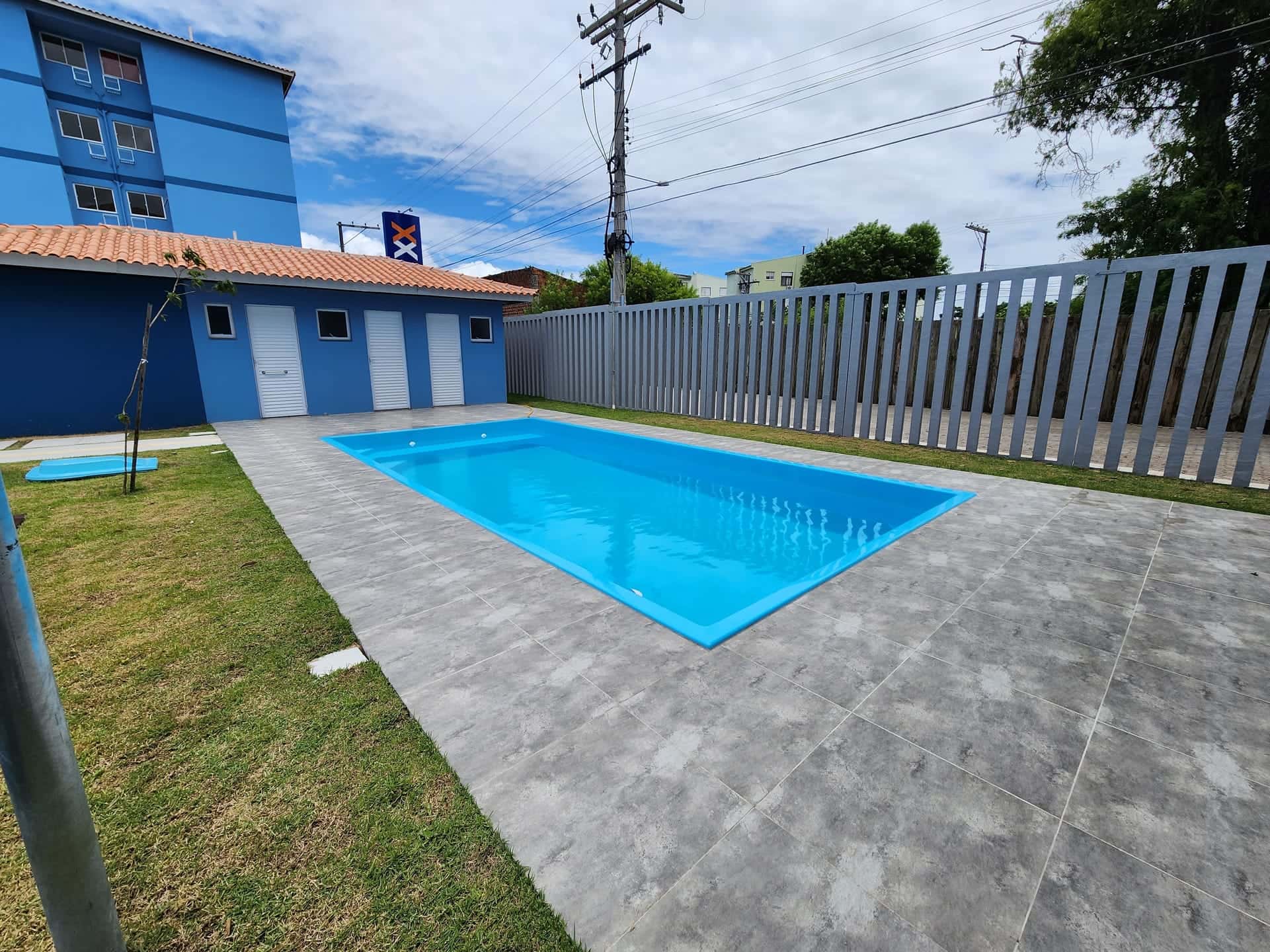 Apartamento mobiliado com sacada e churrasqueira, vaga de garagem privativa e localização estratégica para estudantes no Condomínio Praça XX.