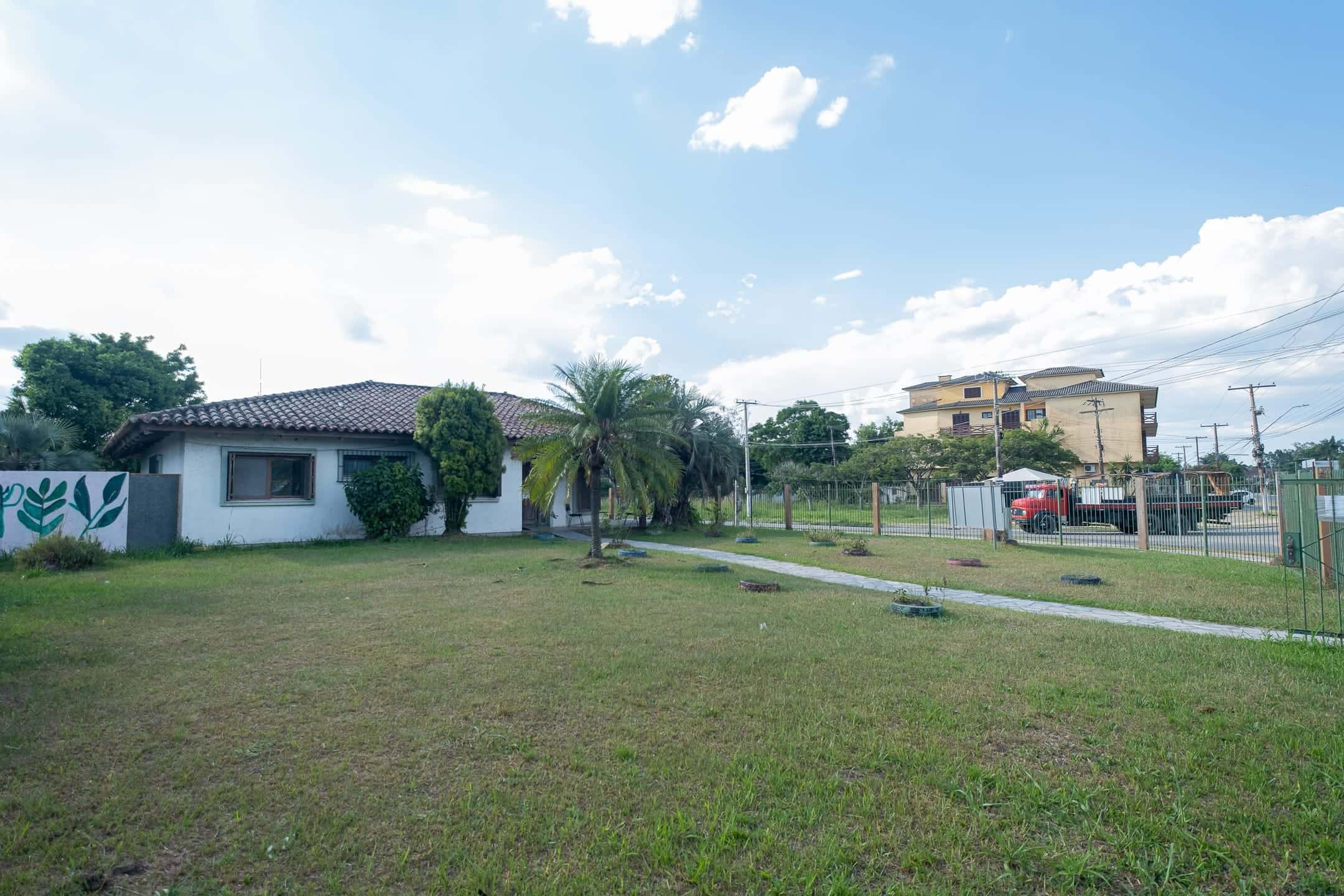 Terreno de esquina à venda na Av. Fernando Osório, Pelotas - com 2.040 m² de área total e ótimo potencial de valorização.