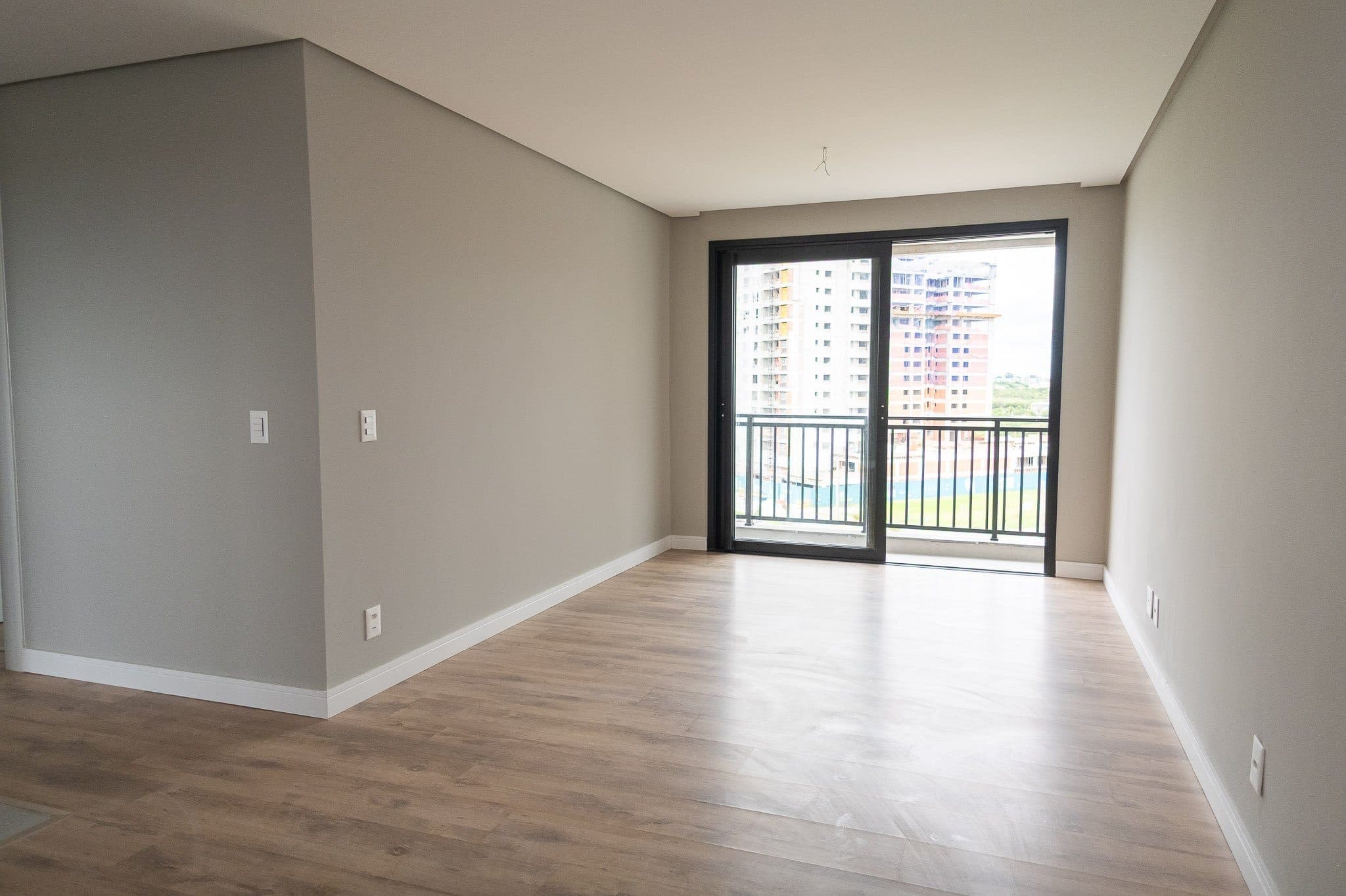 Apartamento à venda no Aires de Plaza, Parque Una - 92 m², 3 quartos (sendo 1 suíte), sacada, churrasqueira e acabamentos de alto padrão.