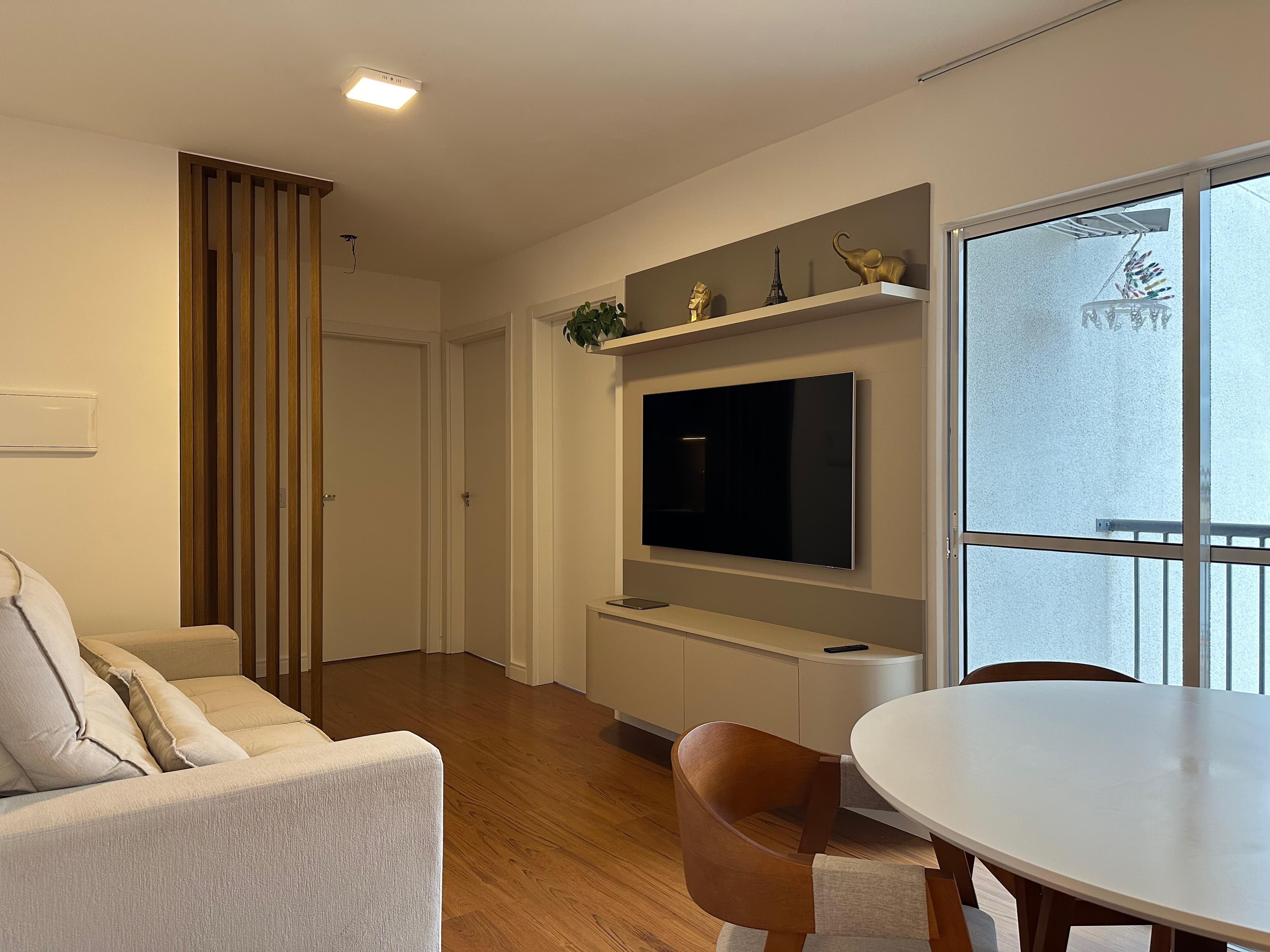 Apartamento à venda no Connect JK - com 50 m², 2 quartos (sendo 1 suíte), móveis planejados e sacada com churrasqueira.