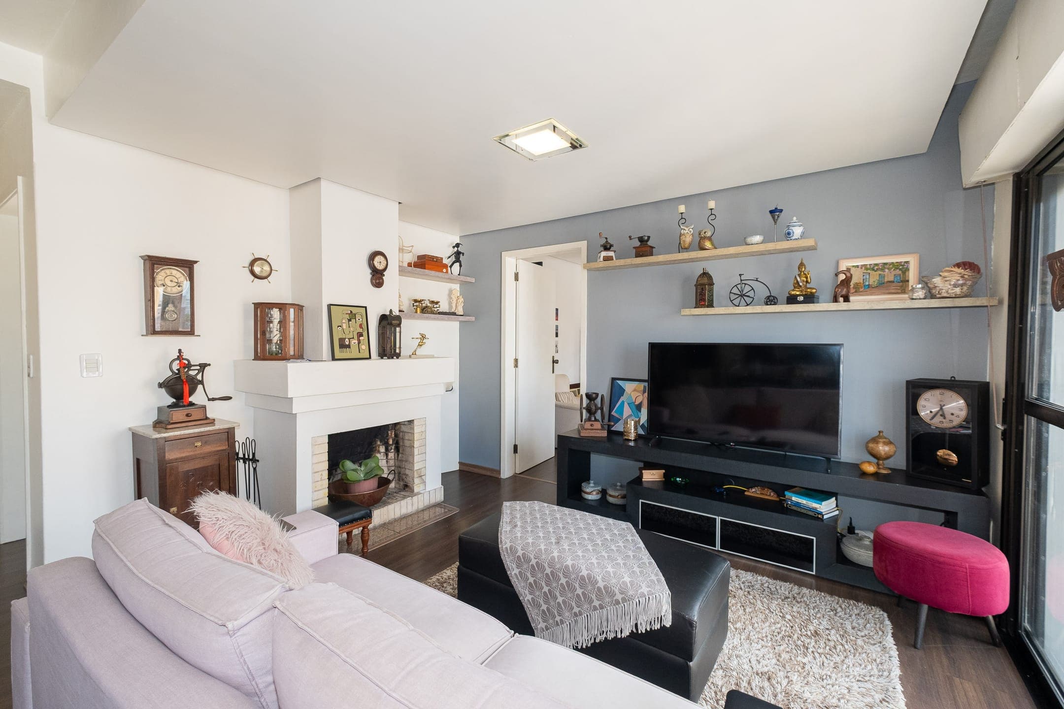 Apartamento à venda no Edifício Felgueiras, Centro - 160 m², 4 quartos (sendo 1 suíte), lareira, sacada e 2 vagas cobertas.