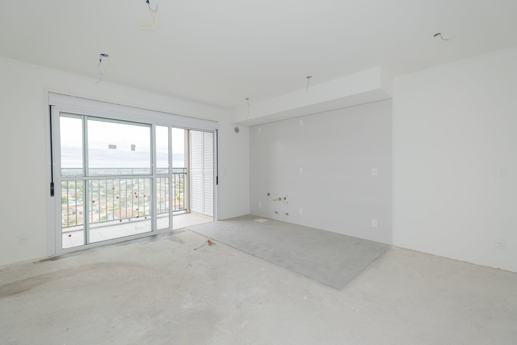 Apartamento à venda no Smart Urban Club, Areal - com 62 m², 2 quartos, andar alto, sacada com churrasqueira e vaga coberta.