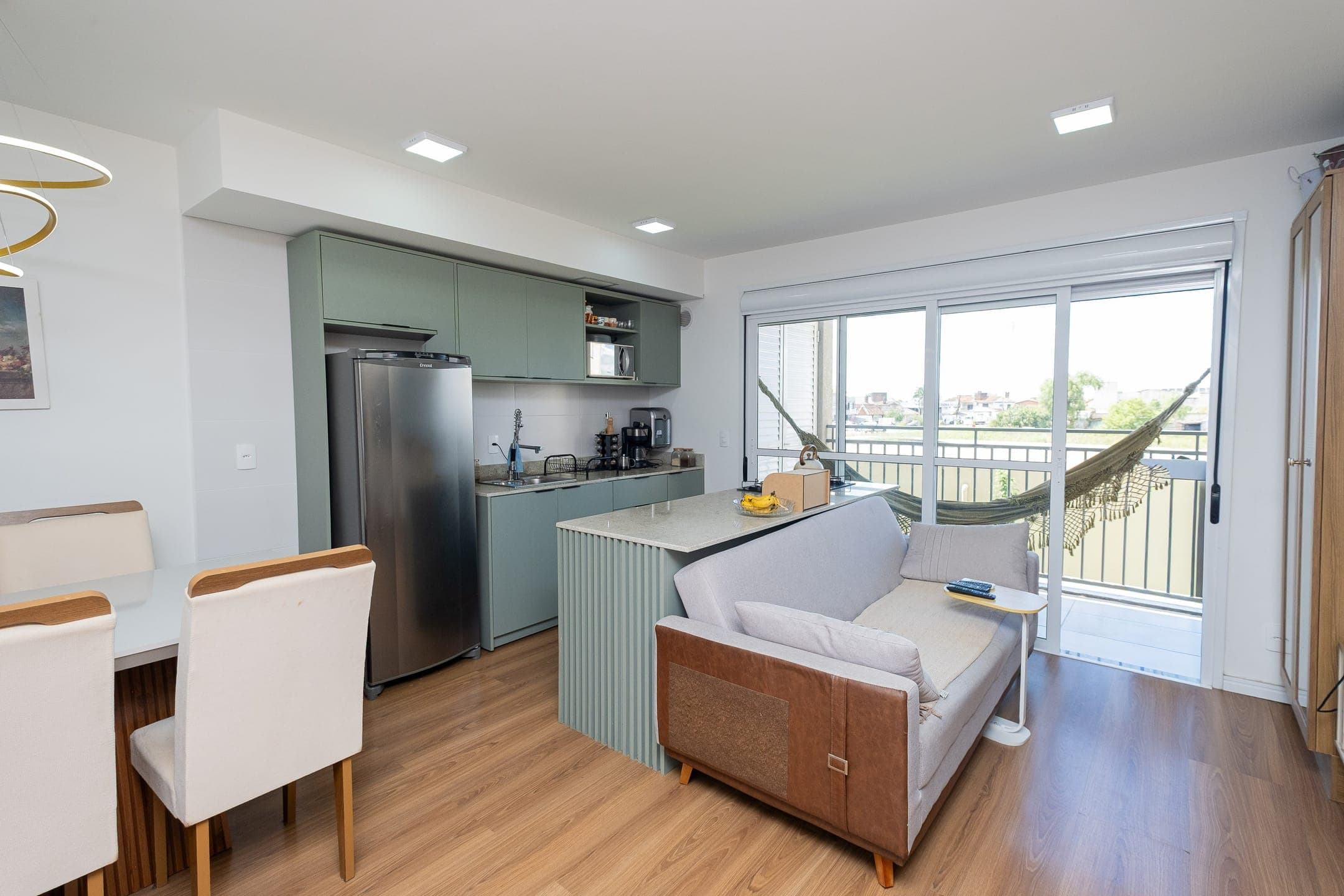 Apartamento à venda no Smart Urban Club, Areal - 74 m², 2 quartos (sendo 1 suíte), móveis planejados e sacada com churrasqueira.