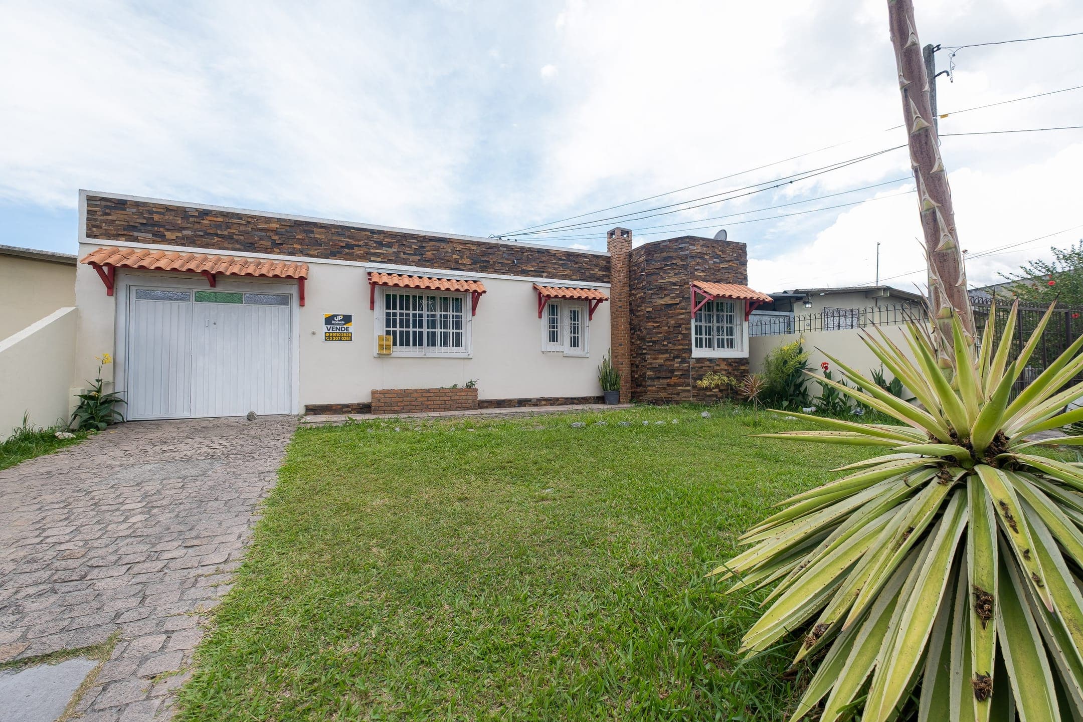 Casa à venda no Areal, Pelotas - com 185 m², 4 quartos, peças amplas, garagem e espaço gourmet com churrasqueira e piscina.