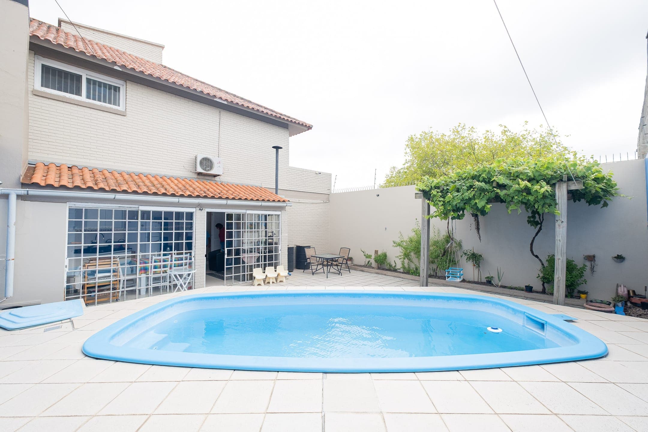 Casa à venda no Areal, Pelotas - com 310 m², 4 quartos (sendo 1 suíte), móveis planejados, lareira e amplo espaço gourmet com churrasqueira e piscina.