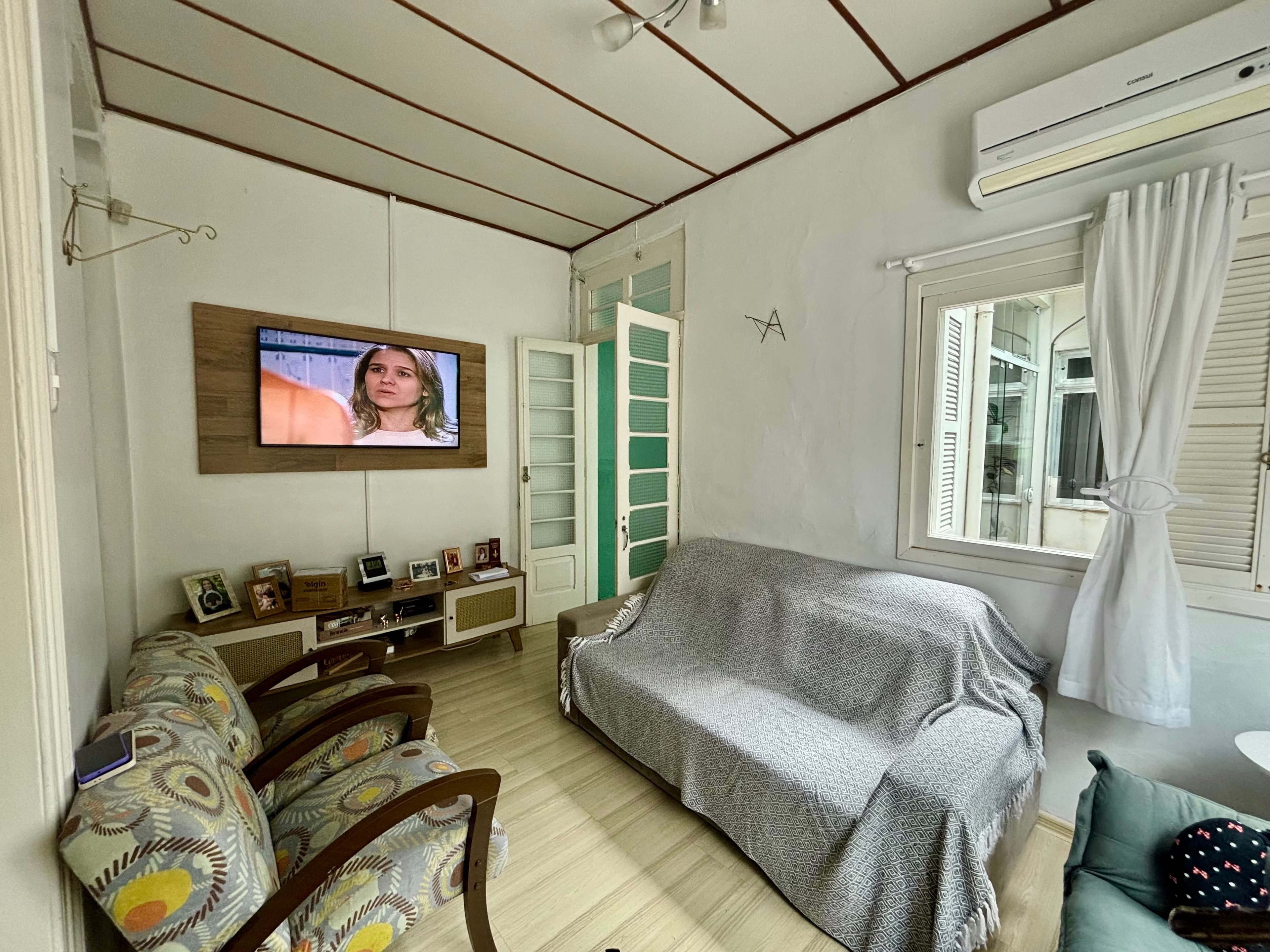 Casa à venda no centro de Pelotas - com 124 m², 2 quartos, cozinha ampla, sacada e pátio com garagem coberta.