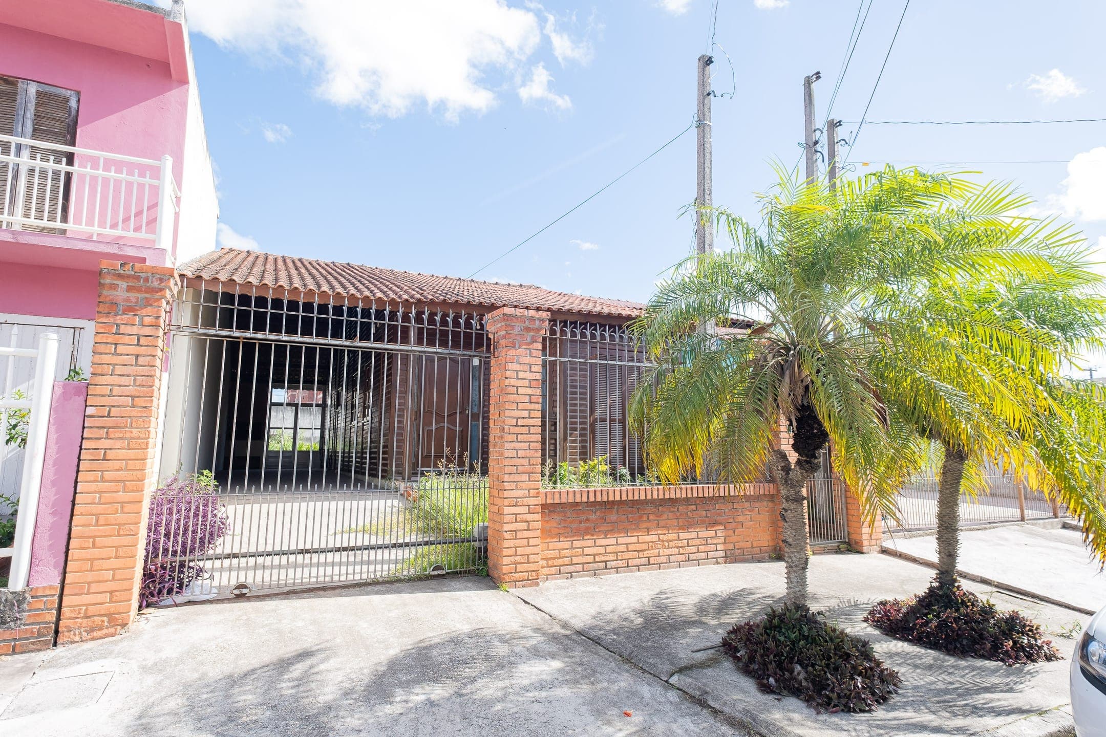 Casa à venda e para locação com 2 quartos, 2 banheiros, garagem para 3 carros, madeira nobre, pátio amplo e portão eletrônico