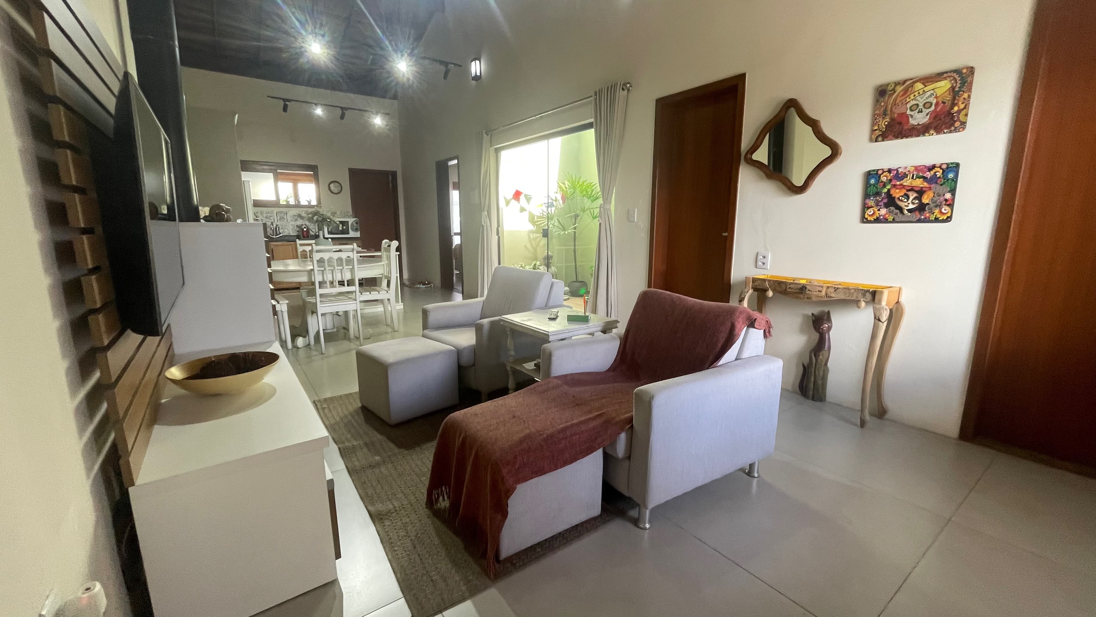 Casa à venda no Amarilis, Laranjal - 99 m², 2 quartos (sendo 1 suíte com closet), móveis planejados e pátio.