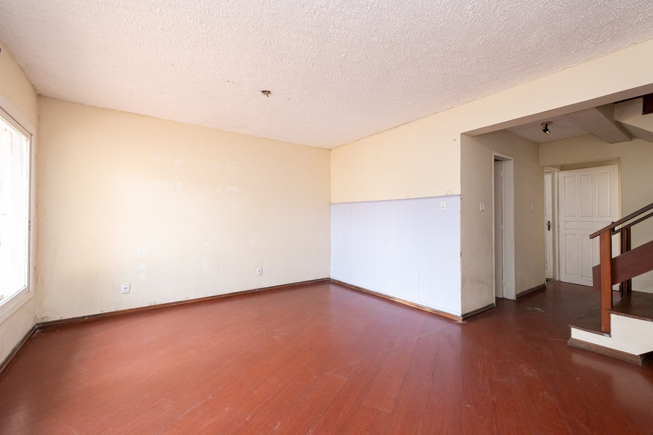 Casa à venda no Recanto de Portugal - com 165 m², 3 quartos, lareira, churrasqueira, pátio com piscina e portão eletrônico.