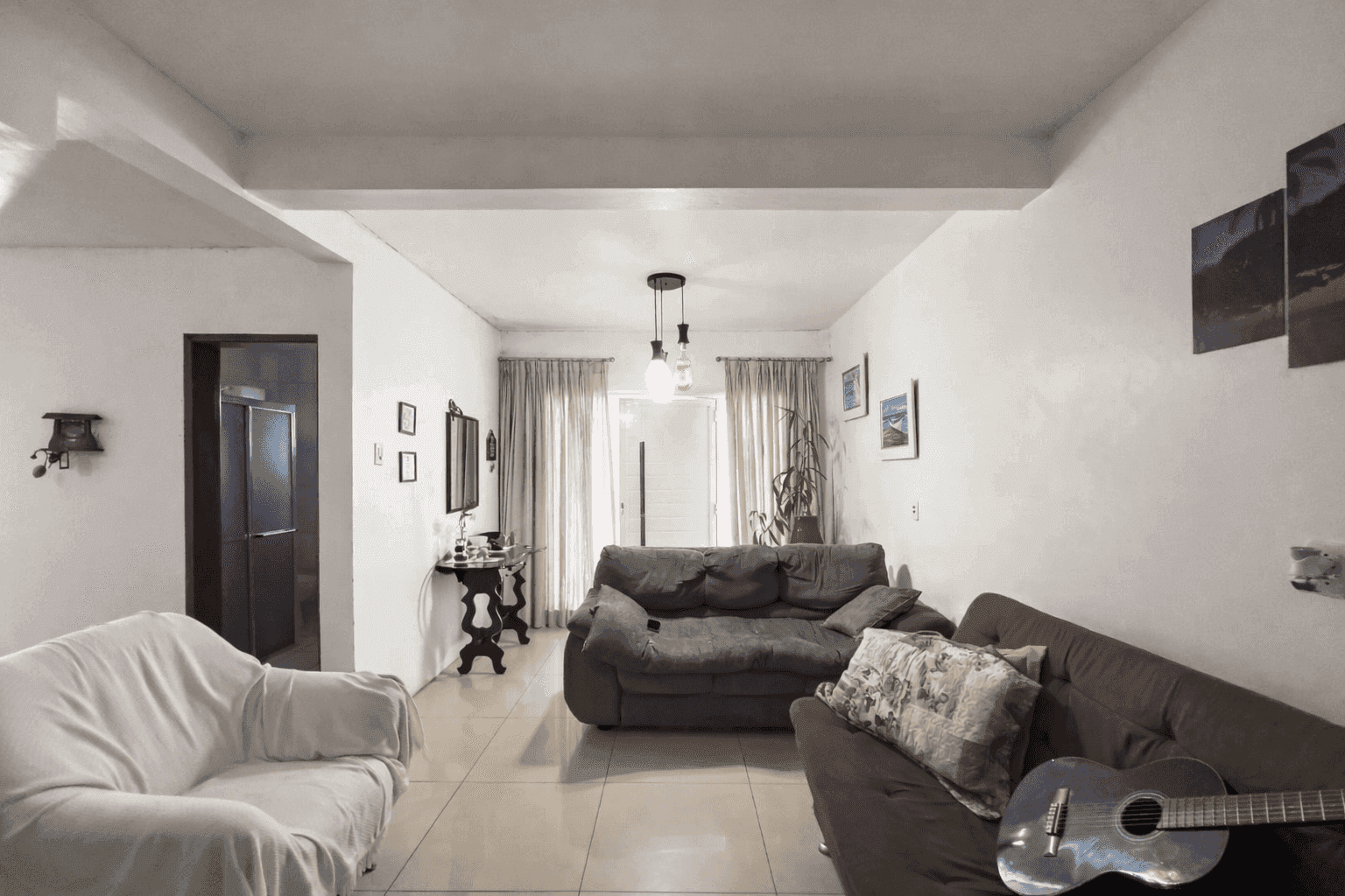 Casa à venda no Laranjal, Pelotas - 208 m², 3 quartos (sendo 1 suíte), lareira e área de lazer com piscina e amplo pátio.