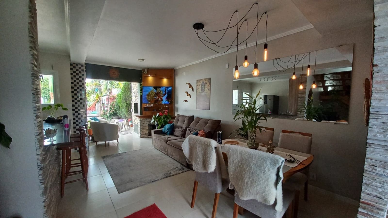 Casa mobiliada à venda no Laranjal, Pelotas - 128 m², 3 quartos (sendo 1 suíte com sacada), móveis planejados e área de lazer com piscina e churrasqueira.