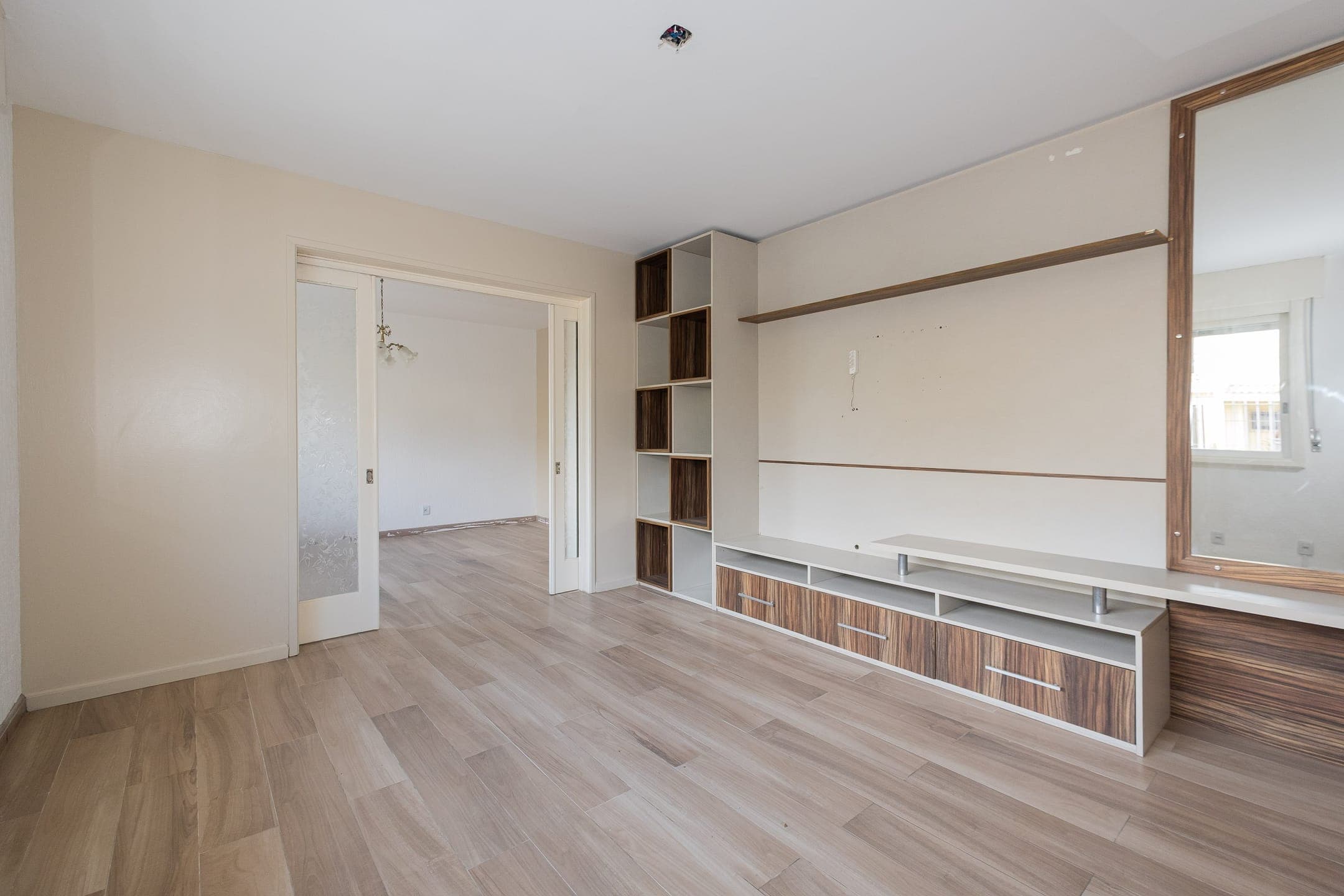 Casa à venda nas Três Vendas, Pelotas - com 377m², 5 quartos (sendo 1 suíte com closet), lareira e ampla área gourmet com piscina.