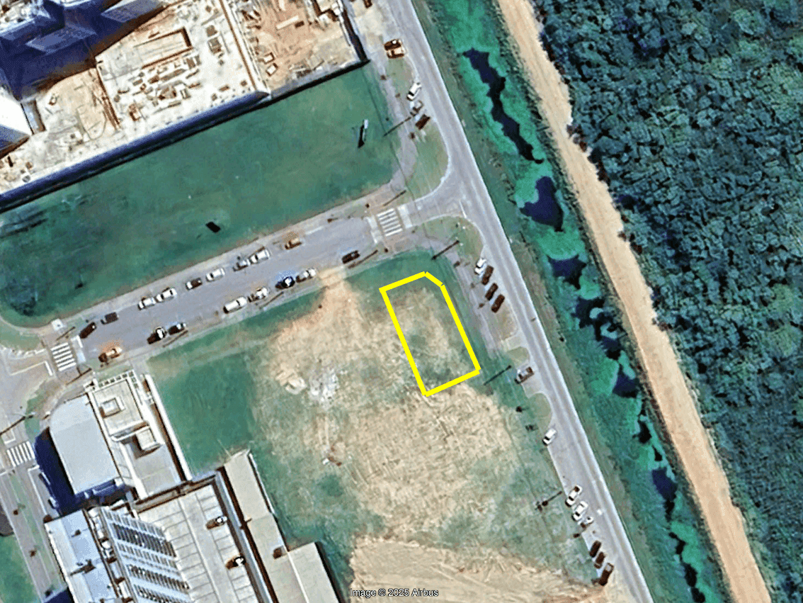 Terreno de esquina à venda no Parque Una, 432m² em condomínio fechado, com energia solar e pavimentação. Oportunidade única!