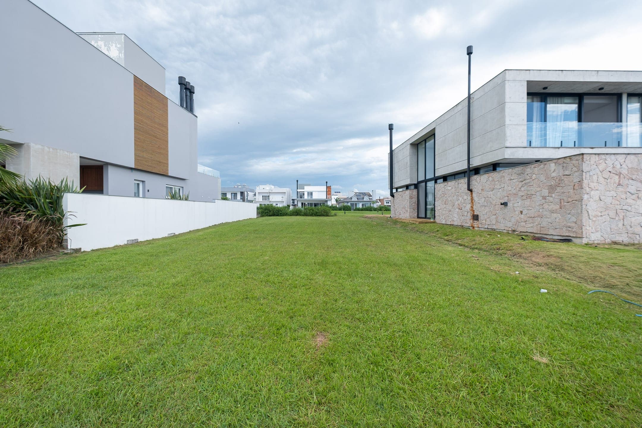 Terreno à venda no Alphaville, Laranjal - possui área total de 401 m², sendo 14 metros de frente, em condomínio com infraestrutura completa.
