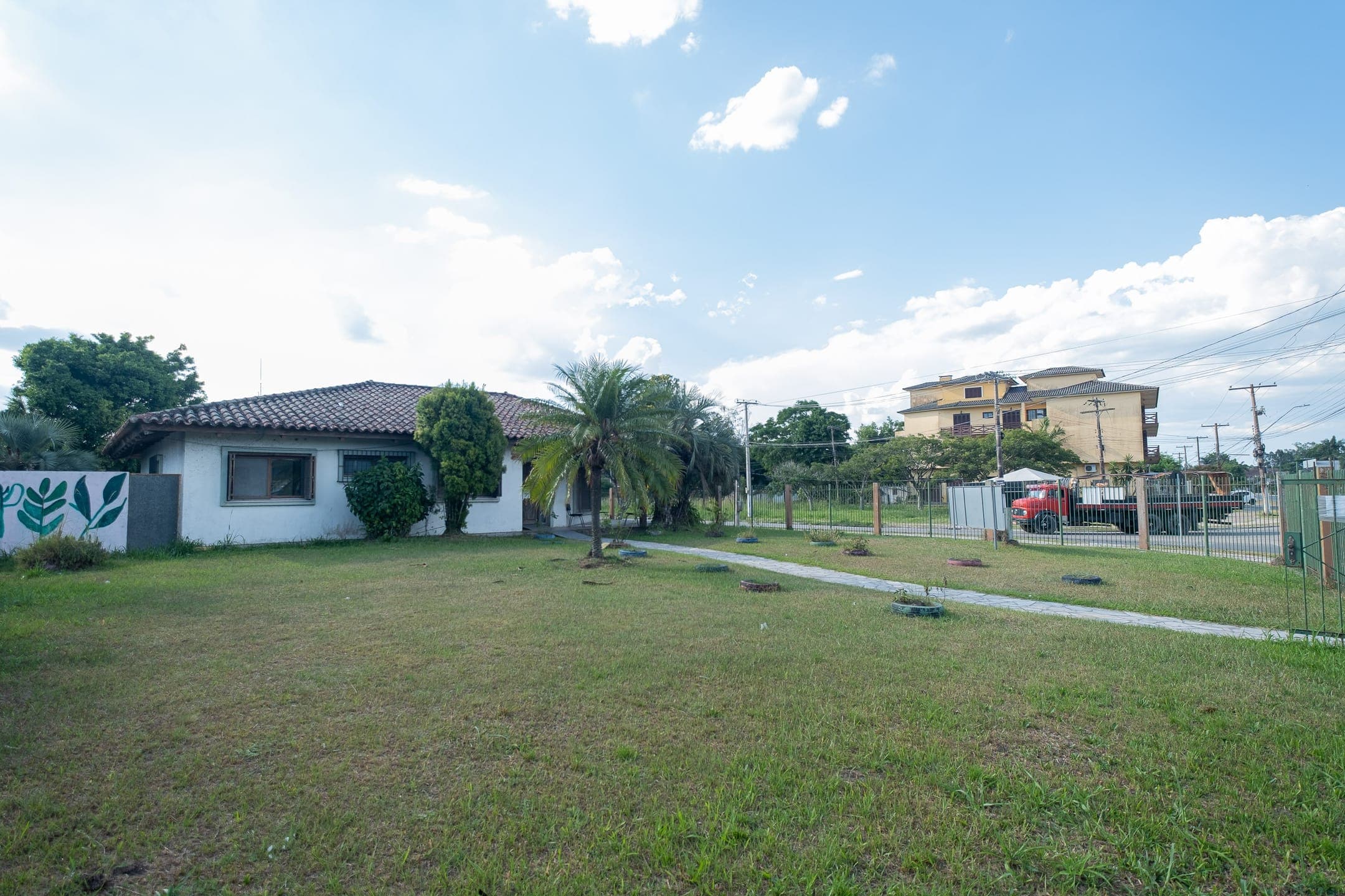 Terreno de esquina à venda na Av. Fernando Osório, Pelotas - com 2.040 m² de área total e ótimo potencial de valorização.