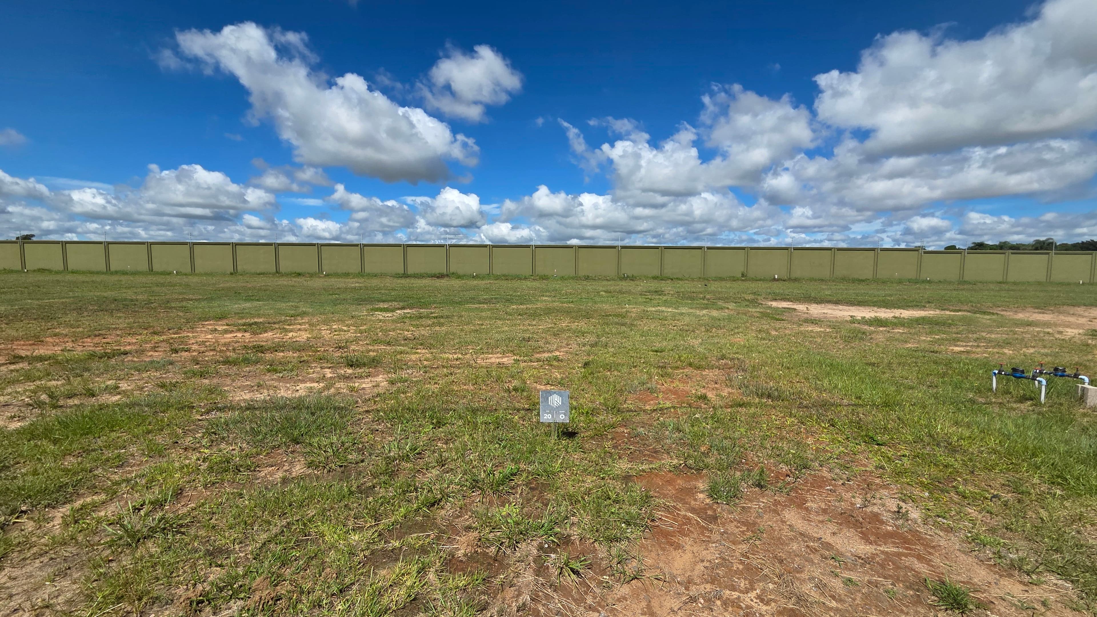 Terreno à venda no Riviera, Laranjal - com 261 m² de área total, sendo 10 metros de frente em condomínio com infraestrutura completa.