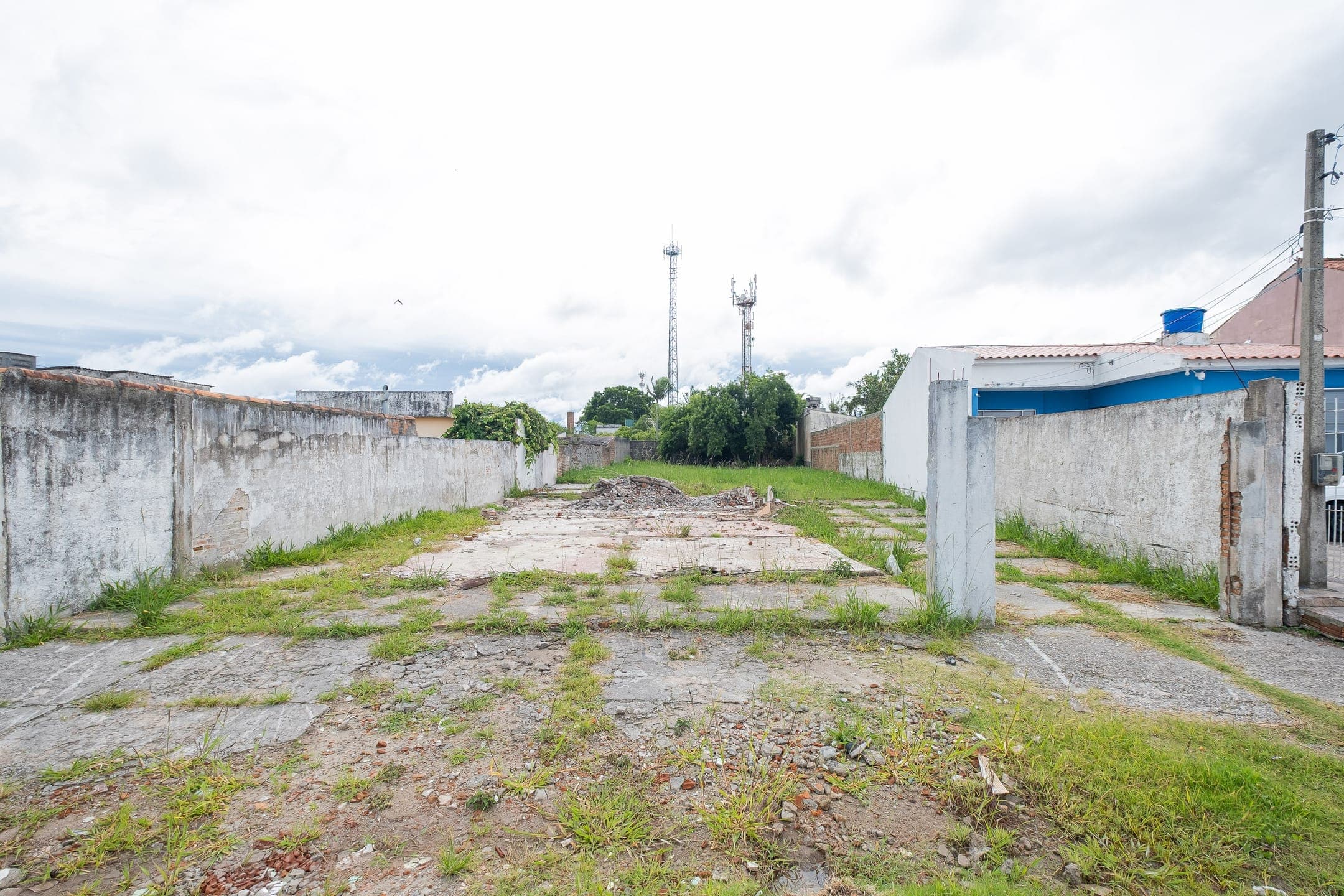 Terreno à venda no Areal, Pelotas - com 660 m² de área total, sendo 12 metros de frente por 55 metros de extensão.
