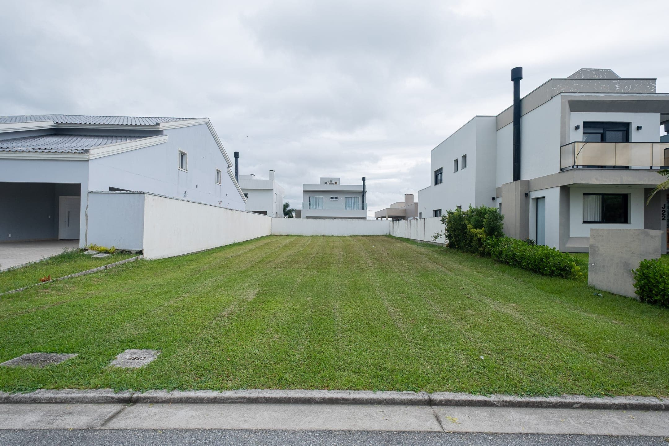 Terreno à venda no Alphaville, Laranjal -  com 406,5 m² de área total, sendo 13 metros de frente por 30 metros de lateral.