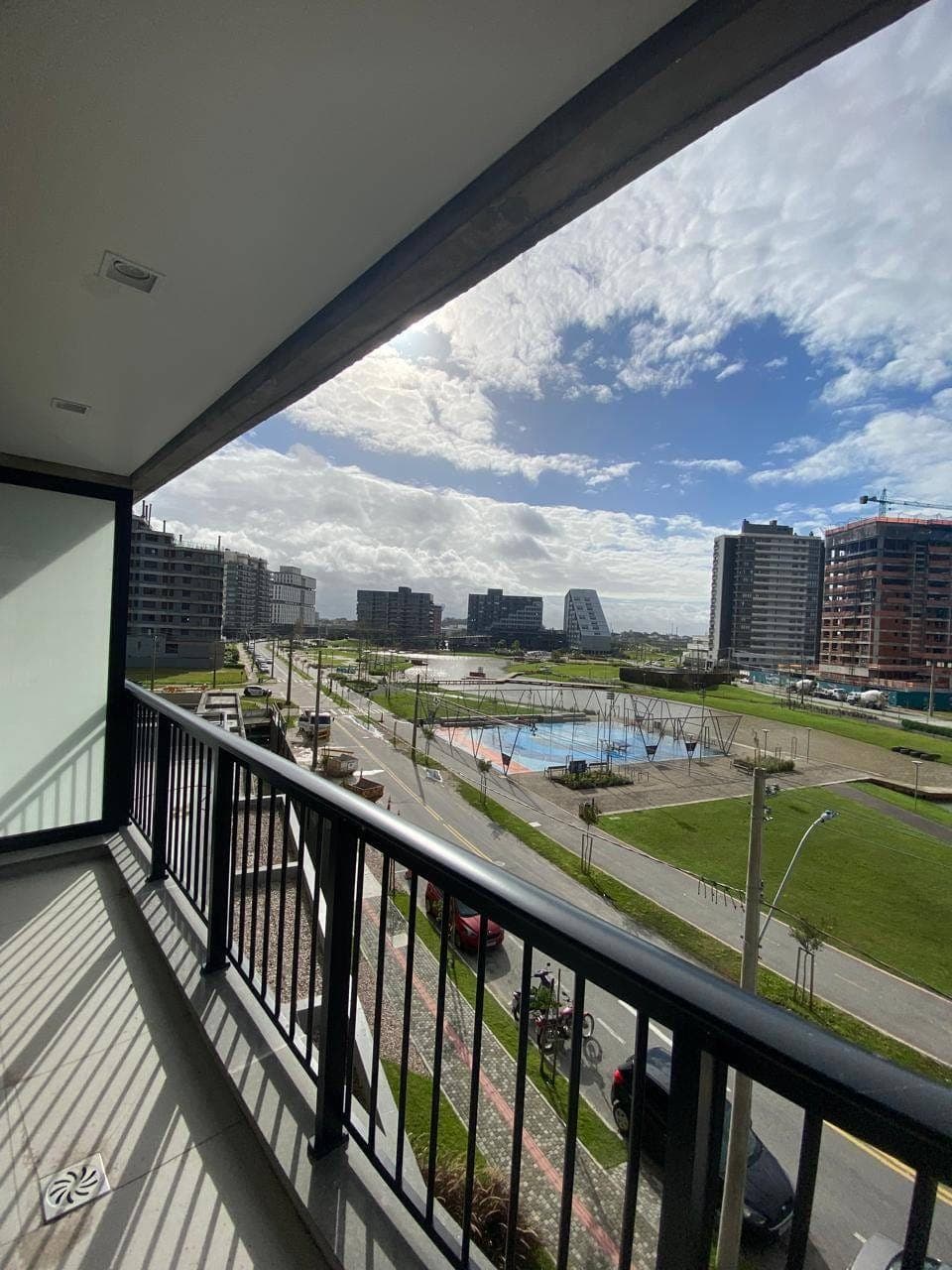 Apartamento à venda no condomínio Aires de Plaza no Parque, Pelotas, RS. 3 dormitórios, 2 vagas, sacada, churrasqueira, piscina, salão gourmet, portaria 24h