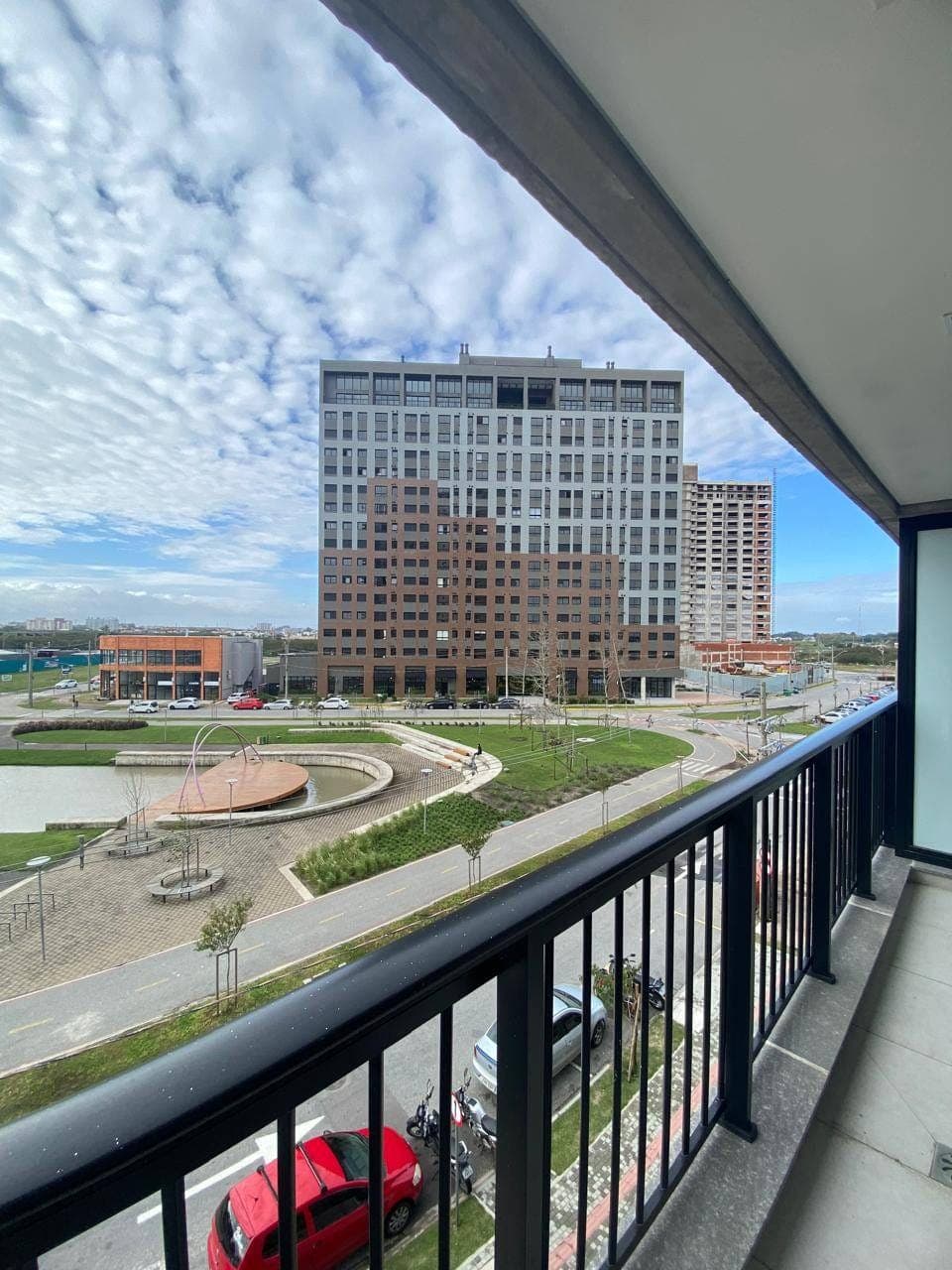 Espaçoso apartamento à venda no Condomínio Aires de Plaza, Parque Una, Pelotas, RS. 92,53 m², 3 dormitórios (1 suíte), lazer completo e segurança 24h