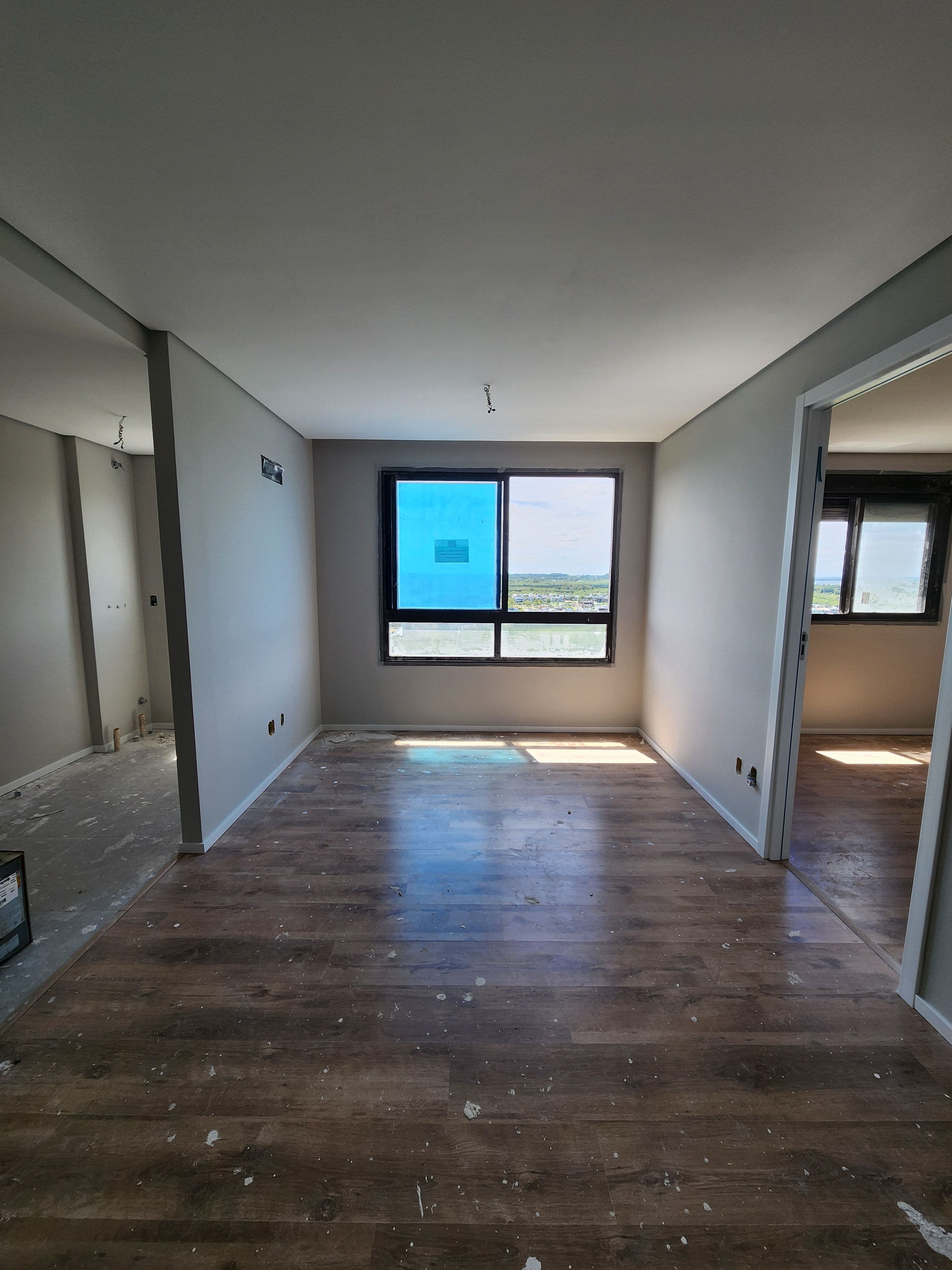 Apartamento à venda no Parque Una, Pelotas! 39m², 1 suíte, ampla sala, bela vista para o Canal São Gonçalo. Condomínio com lazer e segurança 24h. Confira!