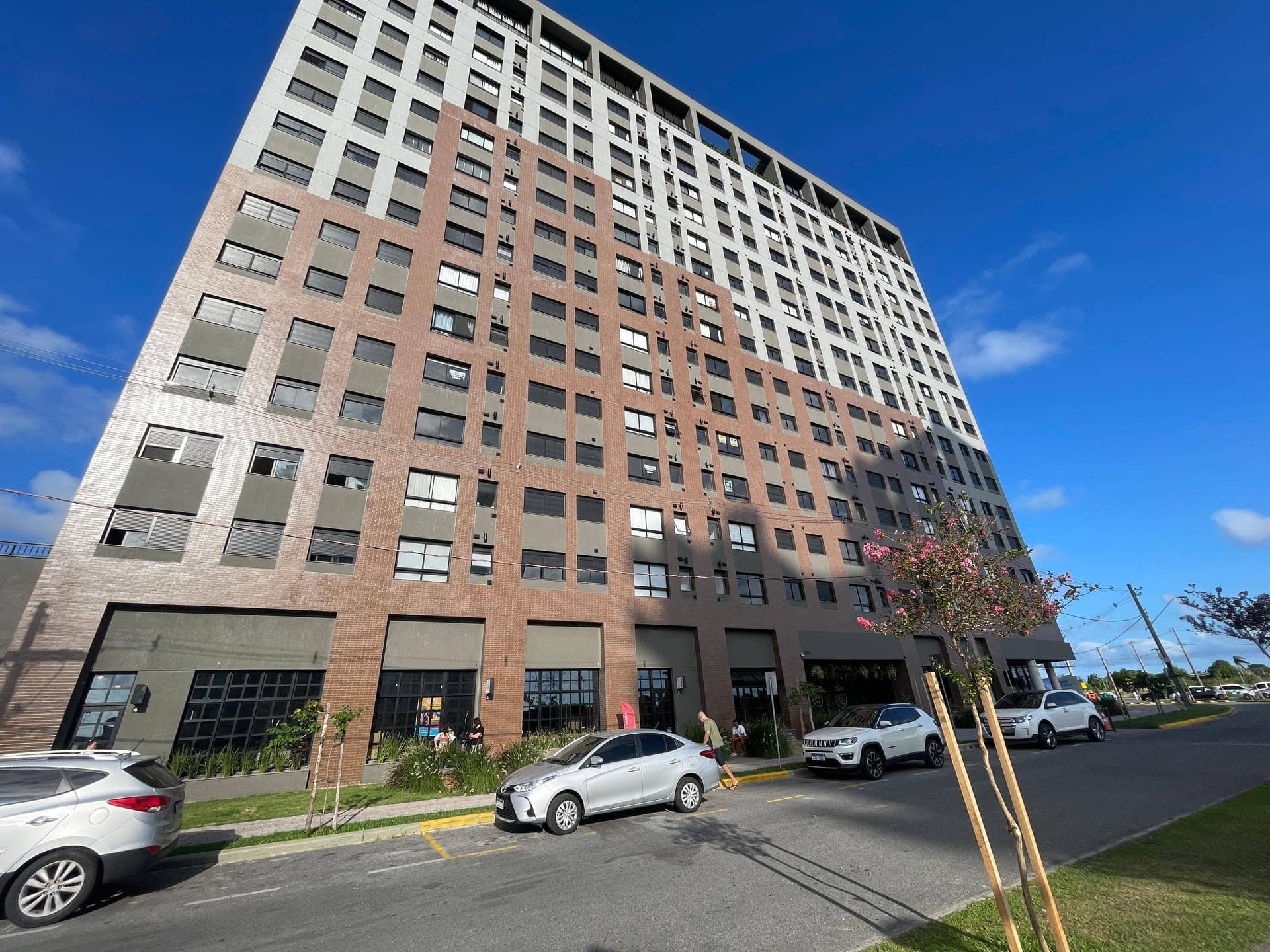 Apartamento à venda no Parque Una, Pelotas, RS. 40,57 m², 1 quarto, sala, cozinha, churrasqueira. Condomínio com lazer, lavanderia, elevador e portaria 24h.