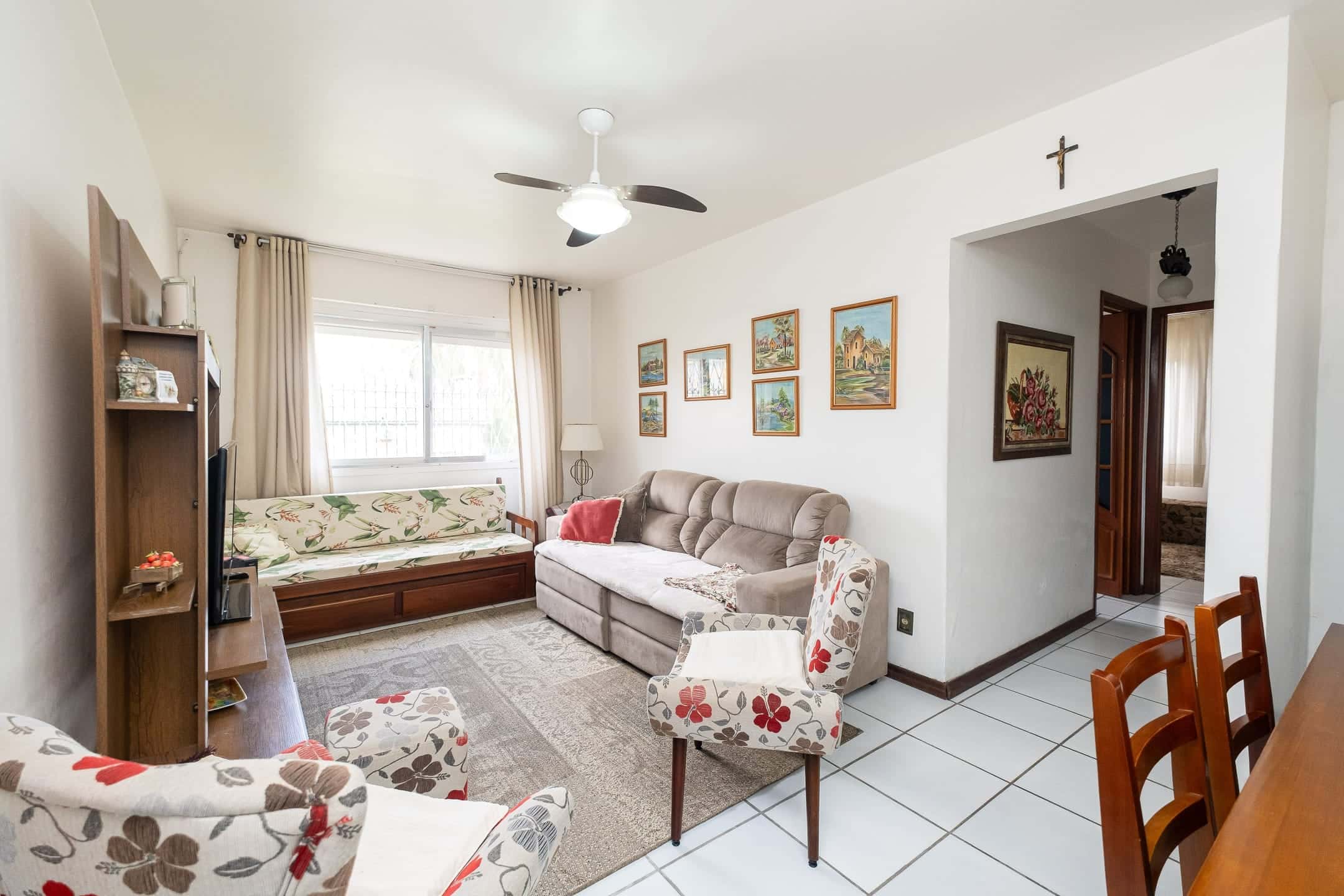 Apartamento à venda no Condomínio Messina, Areal - com 79 m², 2 quartos, cozinha com armários e vaga coberta.