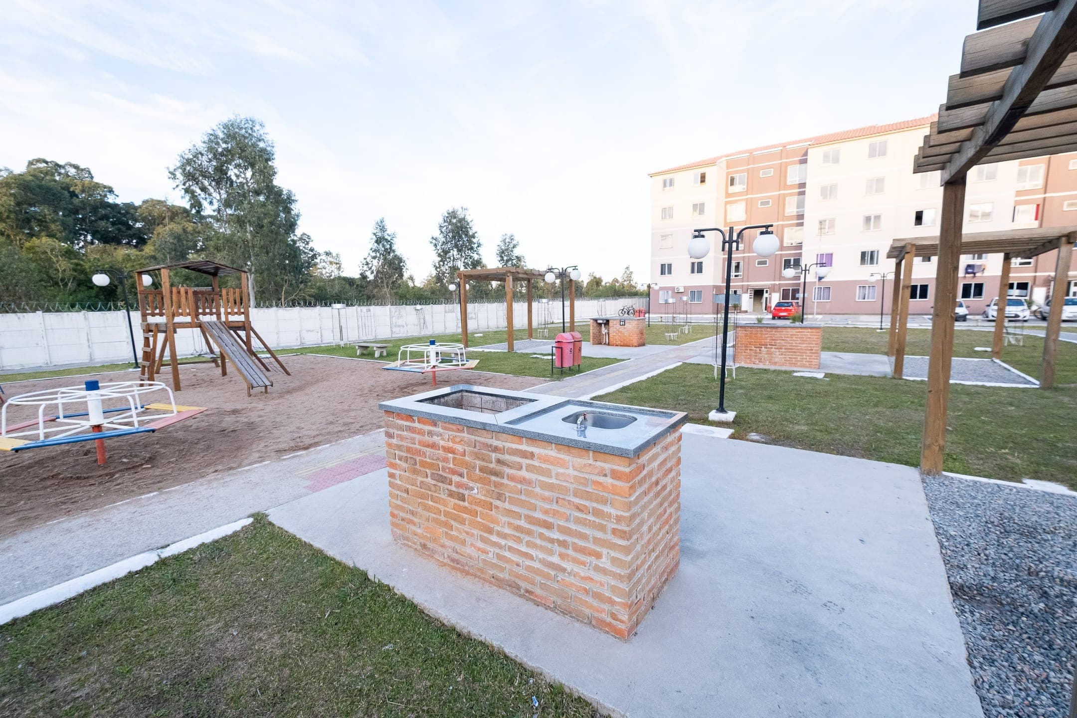 Apartamento para locação no Condomínio Quinta do Oleiro com conforto, boa iluminação, segurança e fácil acesso a comércios e transporte público