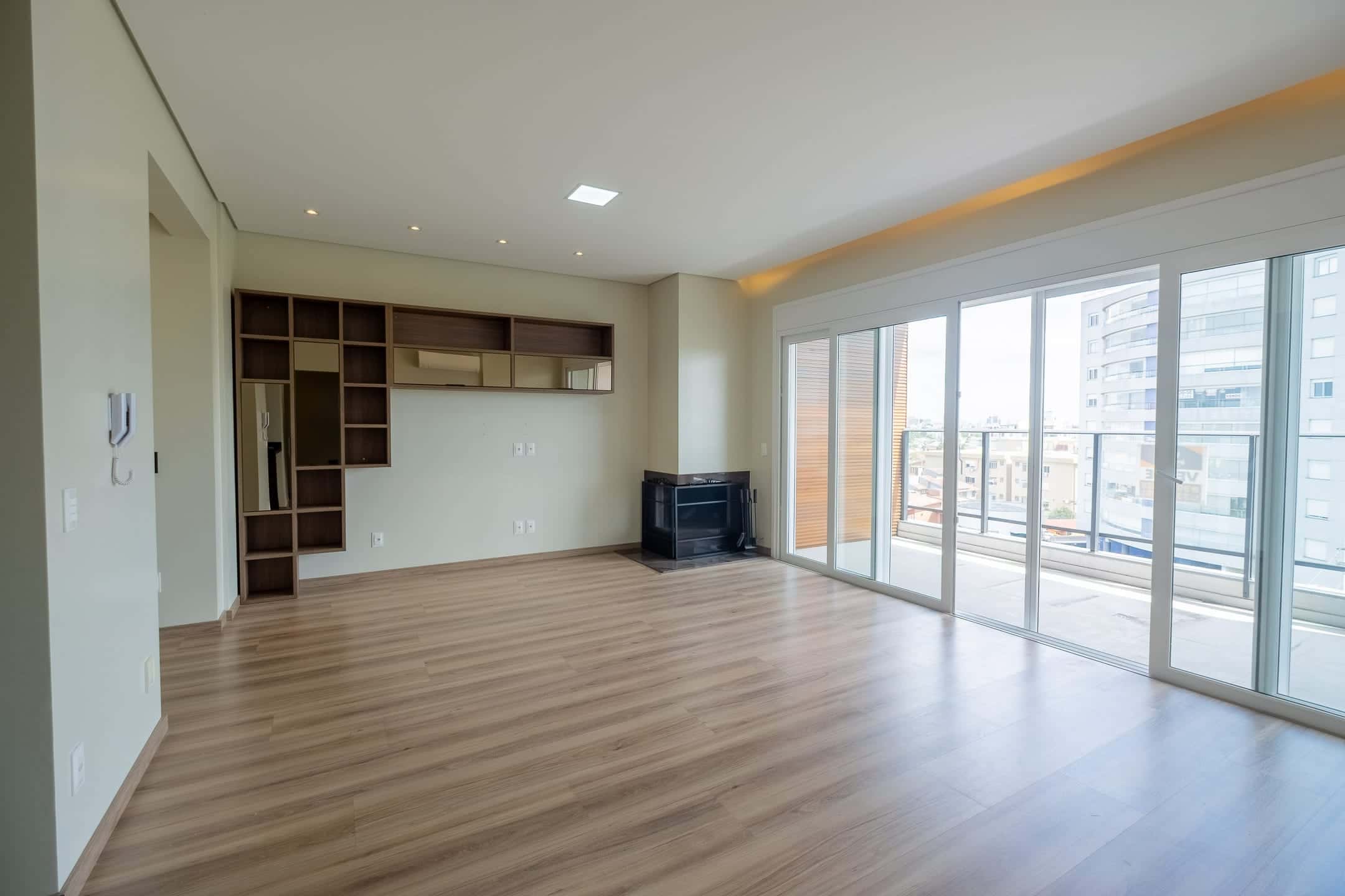 Apartamento semimobiliado à venda no Luis de Camões, Av. Dom Joaquim - com 149 m², 3 quartos (sendo todos suítes) e sacada.