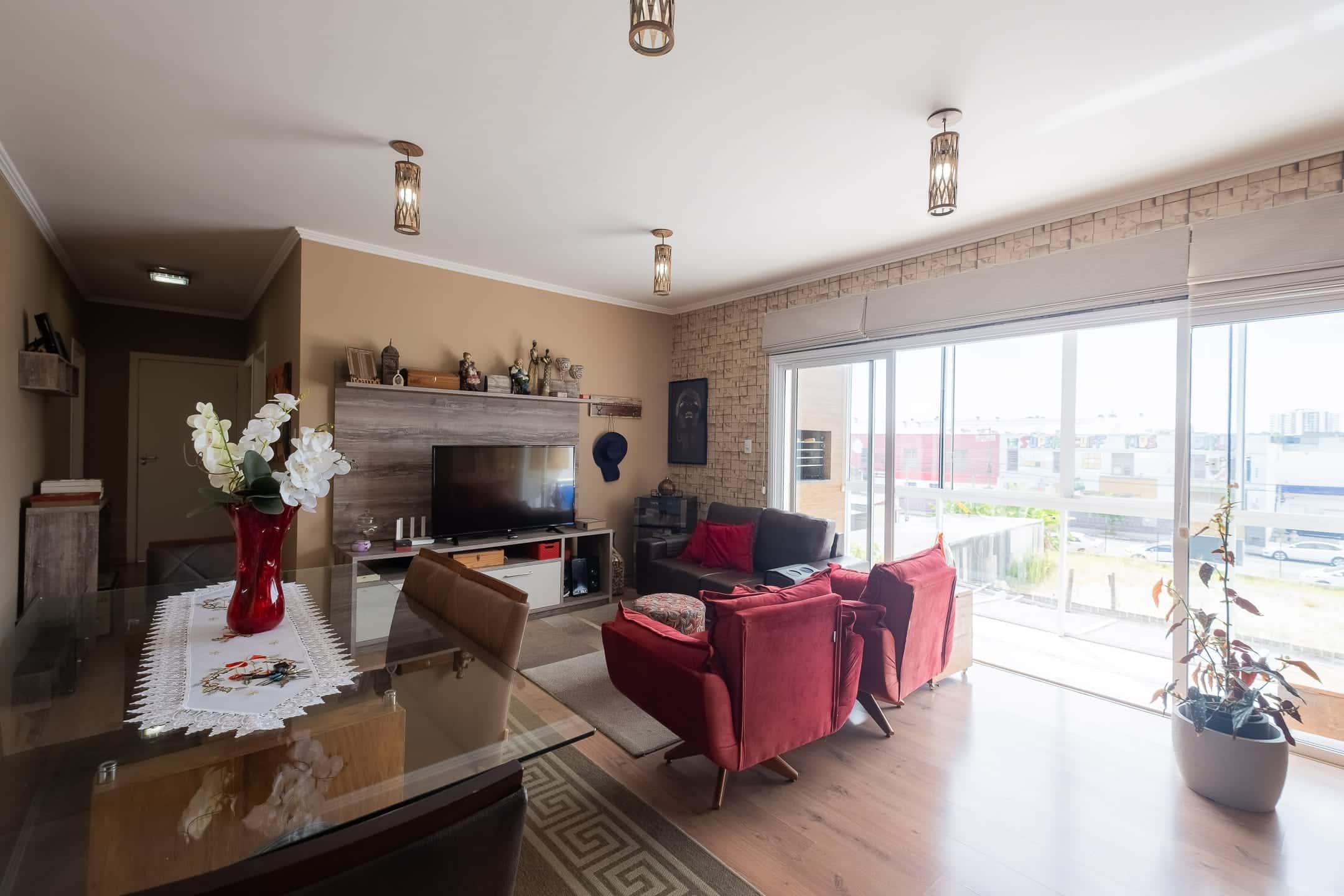 Apartamento à venda no Residencial Laus, centro de Pelotas - com 120 m², 3 quartos (sendo 1 suíte), móveis planejados e sacada com churrasqueira.