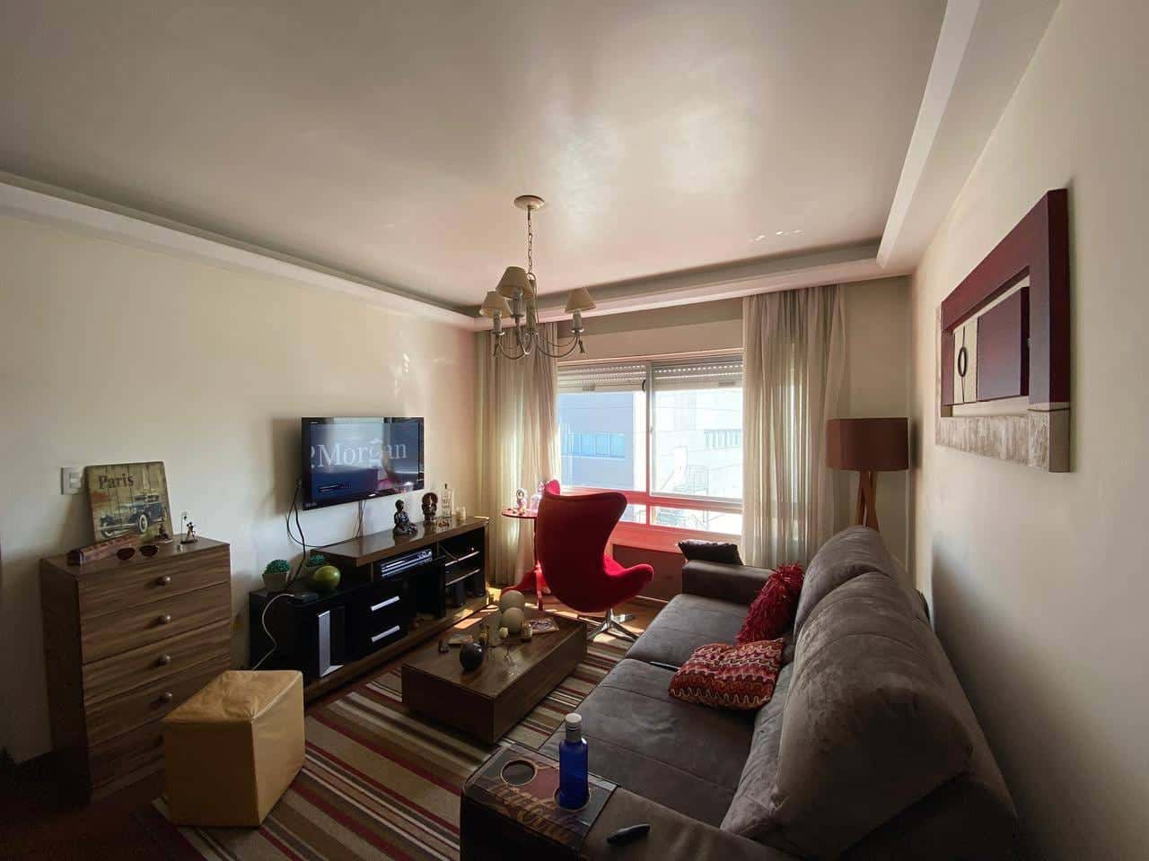 Apartamento à venda no centro de Pelotas - com 150 m², 3 quartos (sendo 1 suíte), cozinha com armários e sacada.