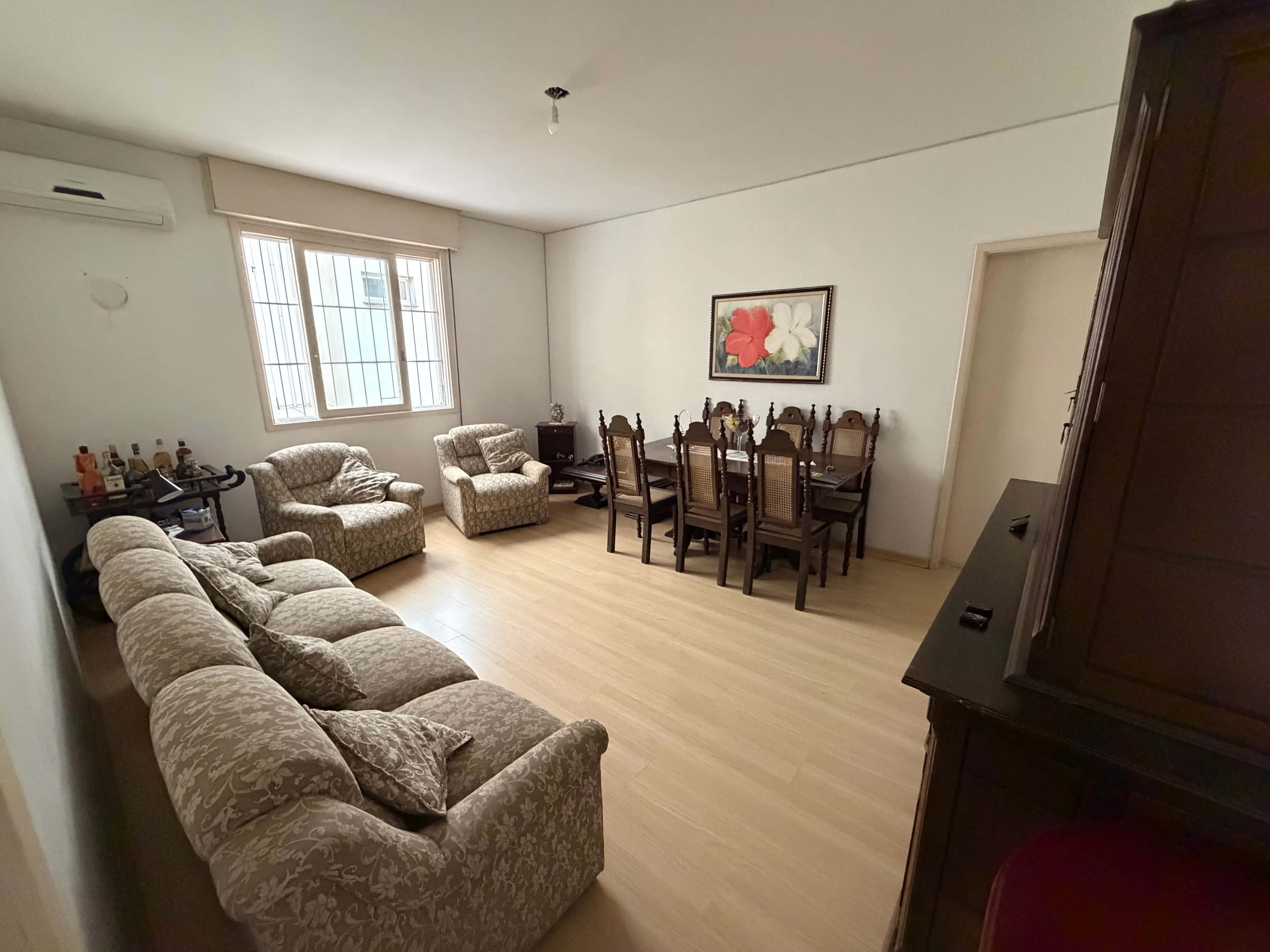 Apartamento à venda no Edifício Auria, centro de Pelotas - 86m², 2 quartos, cozinha com armários, churrasqueira e vaga.