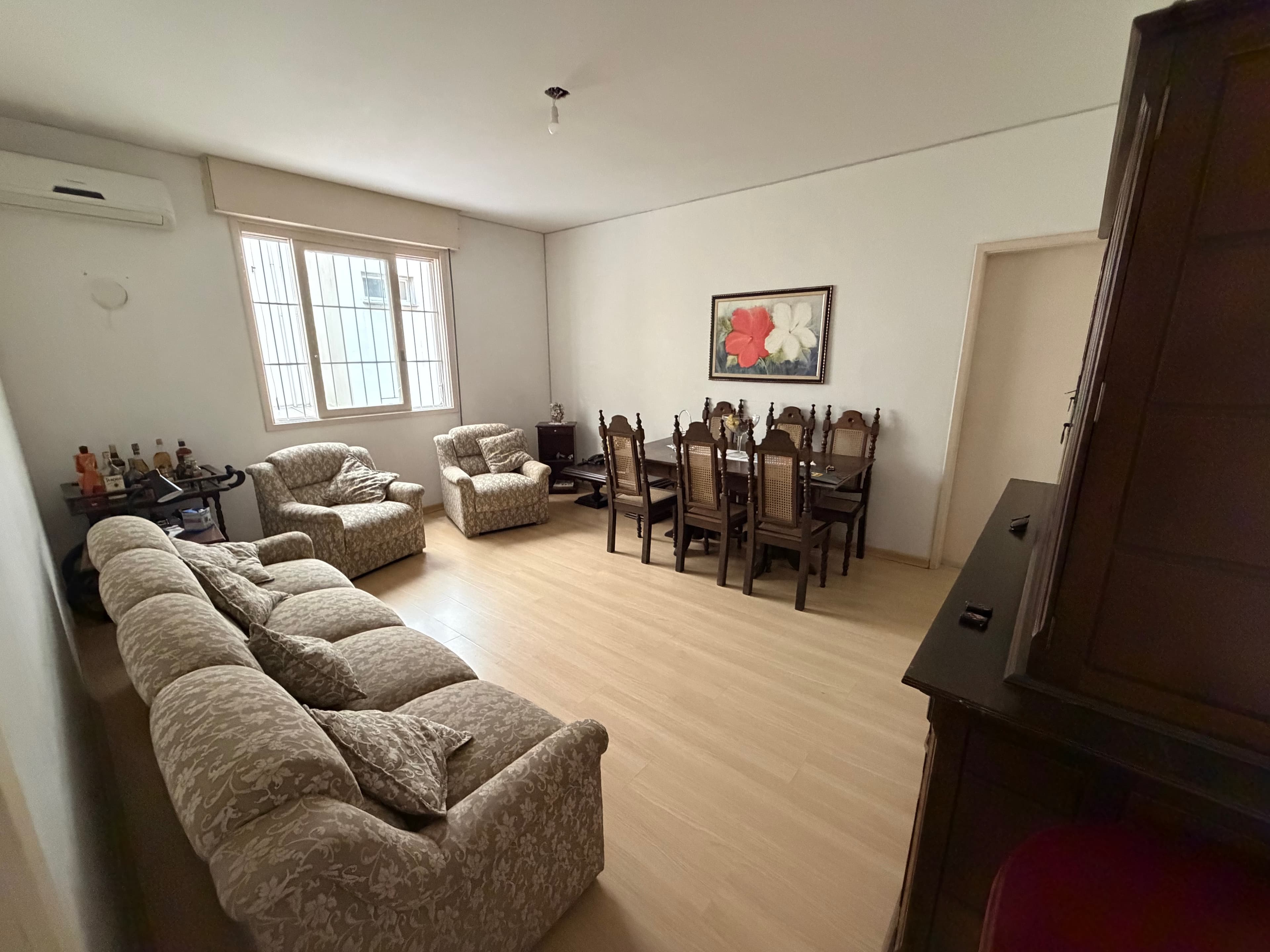 Apartamento à venda no Edifício Auria, centro de Pelotas - 86m², 2 quartos, cozinha com armários, churrasqueira e vaga.