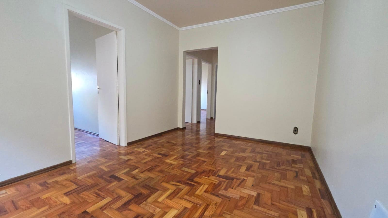 Apartamento térreo à venda no Edifício Itaqui, Centro - com 74 m², 3 quartos, 2 banheiros e vaga coberta.