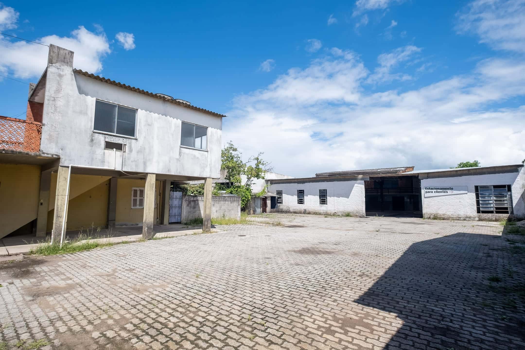 Galpão/depósito para locação com casa de 2 quartos, estacionamento para 30 carros, 4 banheiros, sobrado nos fundos e amplo terreno 24x48
