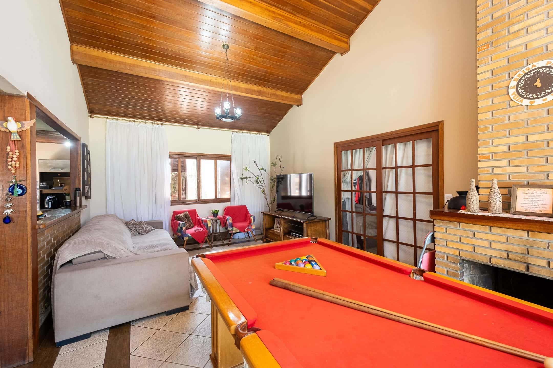Casa à venda no Laranjal, Pelotas - 400 m², 4 quartos (sendo 2 suítes), cozinha planejada e ampla área de lazer com pátio, piscina e churrasqueira.