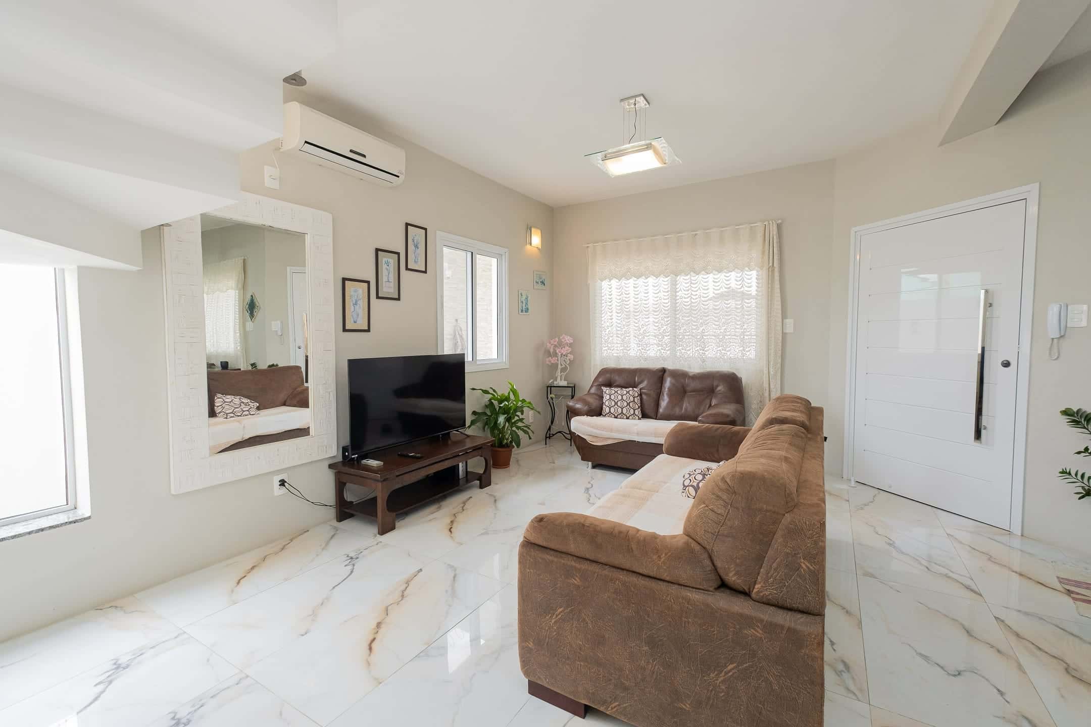 Casa mobiliada à venda no Laranjal, Pelotas - 300 m², 3 quartos, lareira e espaço gourmet com piscina e churrasqueira.